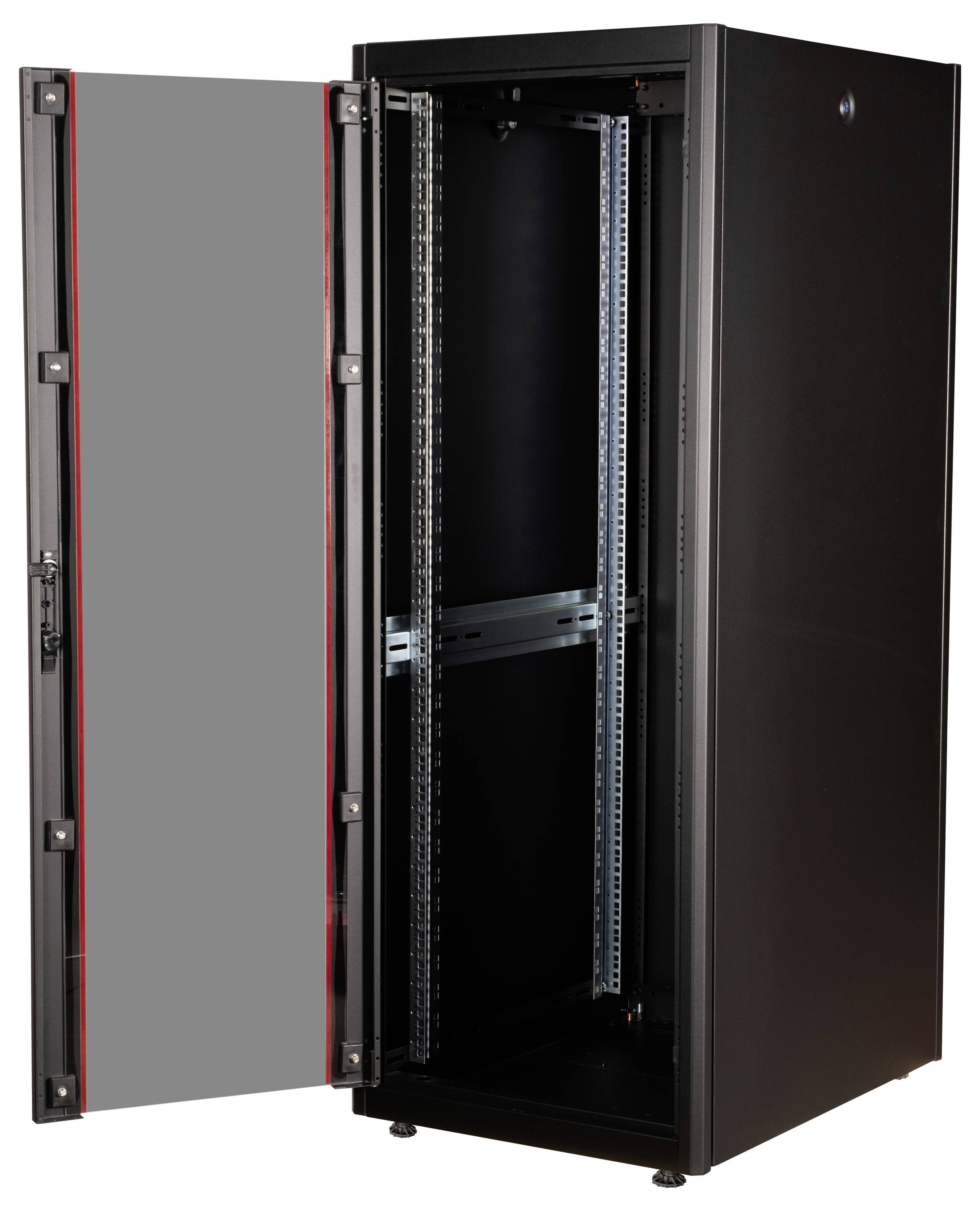 Ein schwarzes Server-Rack mit offener Glastür und sichtbarer Innenausstattung. Geeignet zur Aufbewahrung von Netzwerkgeräten.