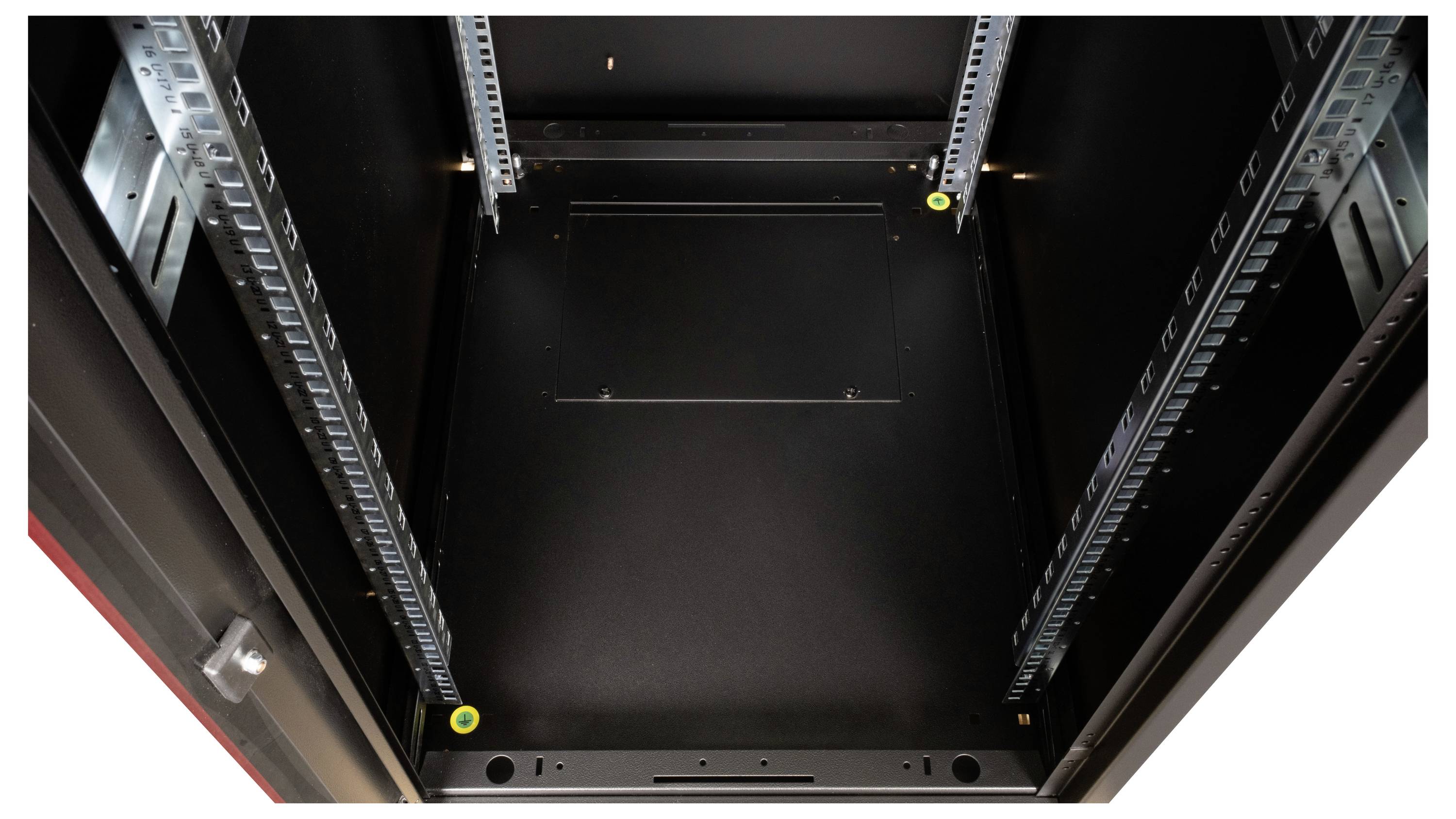 Ein leerer, offener Server-Rack-Schrank mit Metallstreben und Halterungen, bereit zur Installation von Server-Hardware.