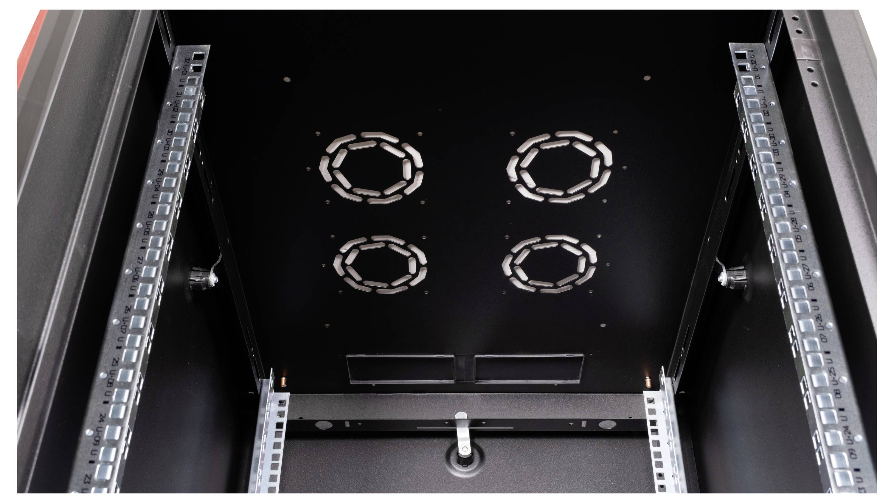 Ein leerer schwarzer Server-Schrank mit zwei vertikalen Montageschienen und vier runden Lüftungsgittern an der Oberseite.