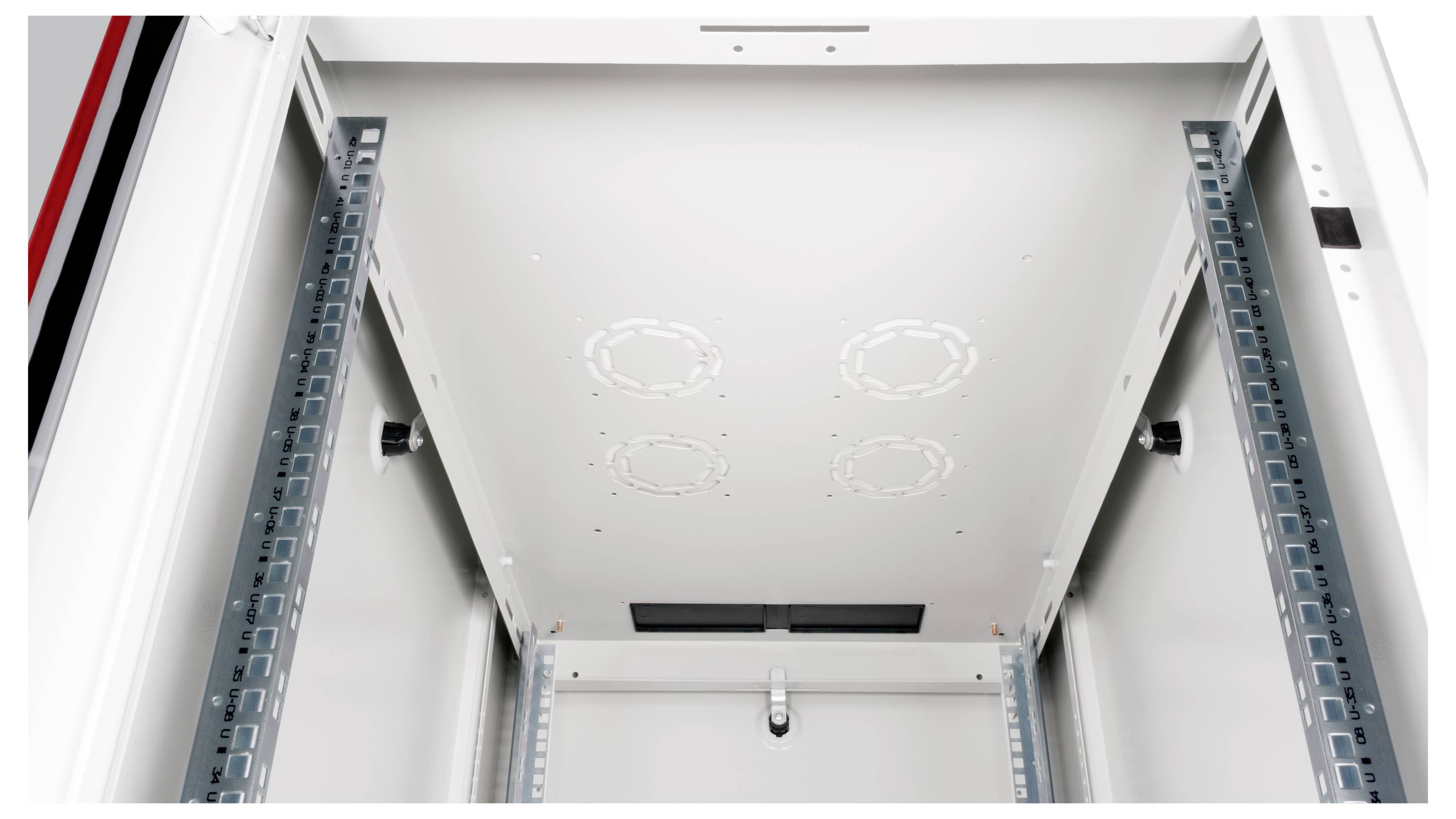 Ein leerer Server-Schrank mit Metallschienen an den Seiten, bereit zur Aufnahme von IT-Ausrüstung, vor einem weißen Hintergrund.