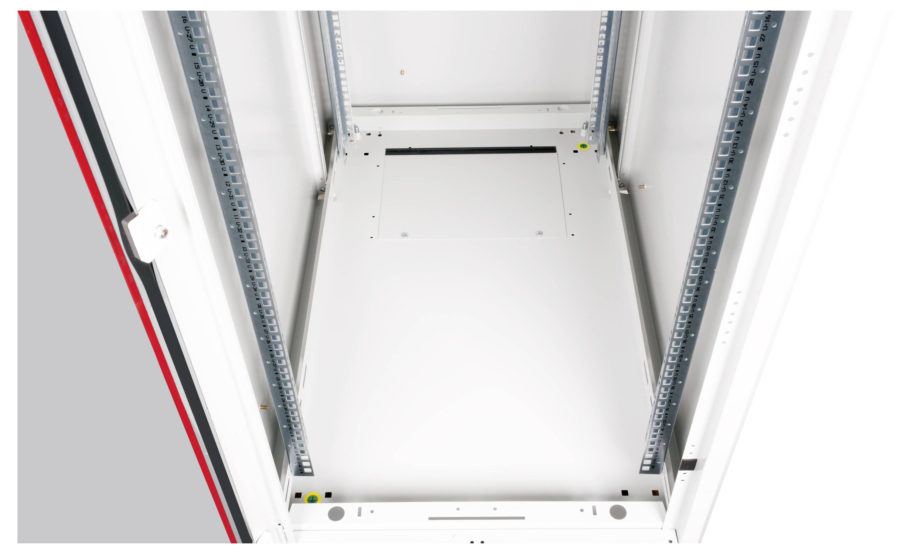 Ein leerer, weißer Serverschrank mit Metallrahmen, Racks an den Seiten und einer glatten Bodenplatte im Inneren.