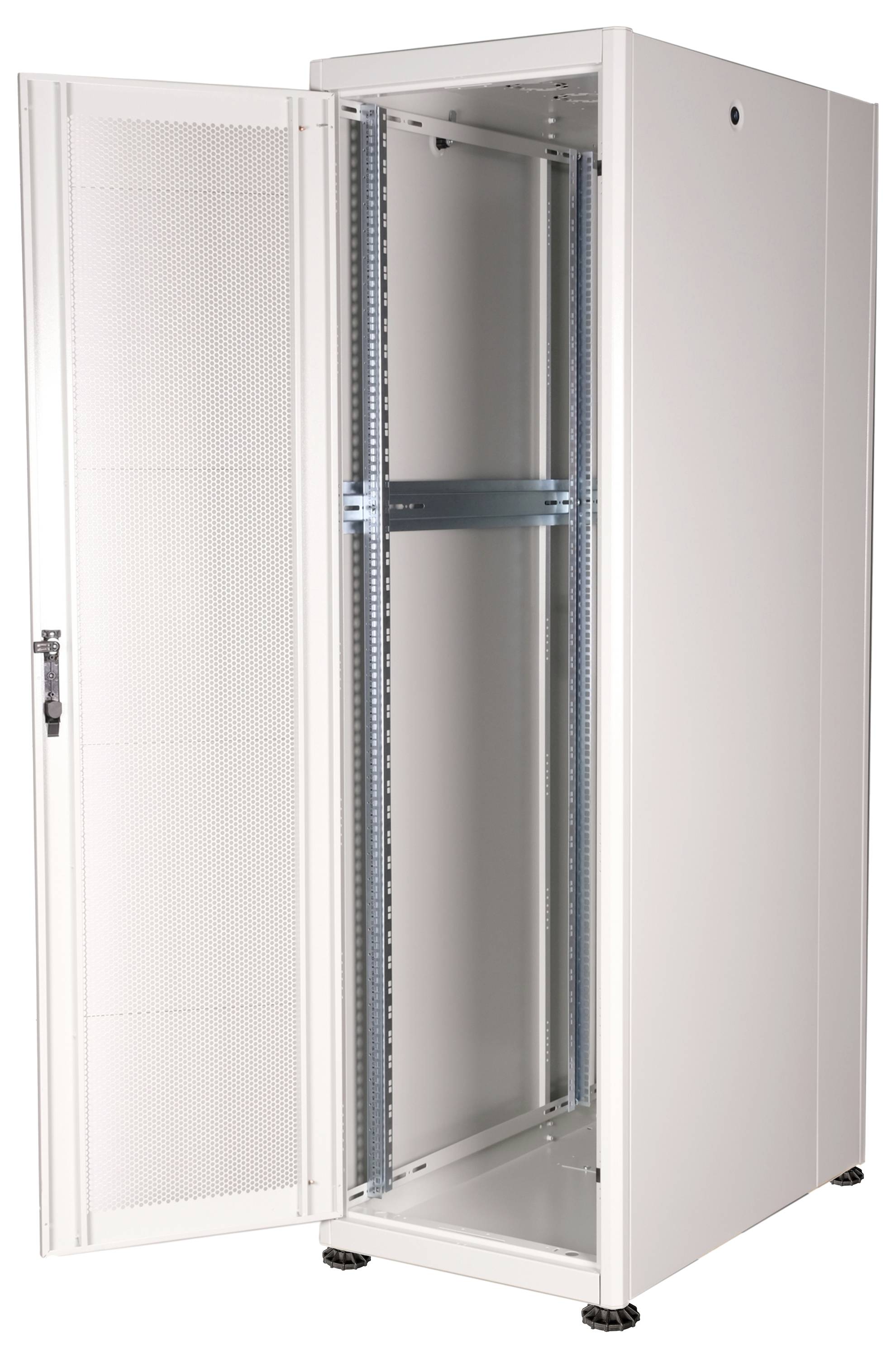 Ein weißer, leerer Server-Rack-Schrank mit geöffneter perforierter Tür, geeignet zur Aufnahme von Netzwerk- oder Serverkomponenten.