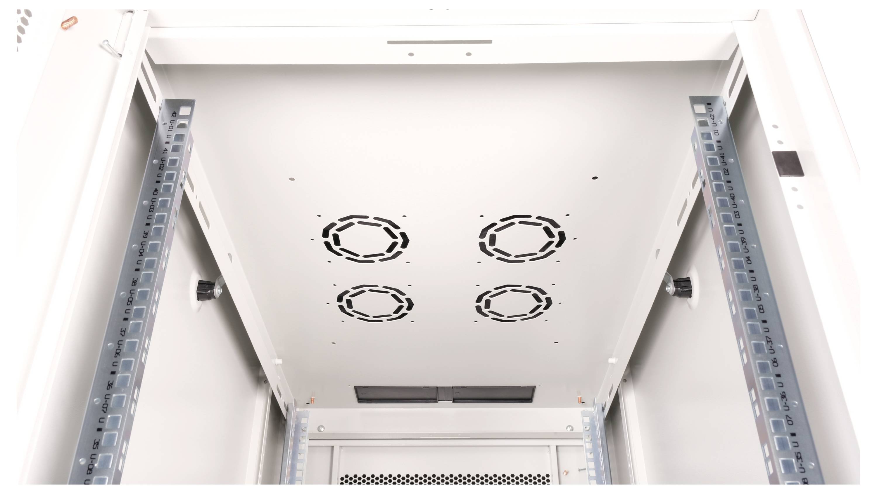 Innenansicht eines leeren Server-Schrankes mit Lüftungsschlitzen an der Decke, seitlichen Kabelkanälen und einer hellen Beleuchtung.