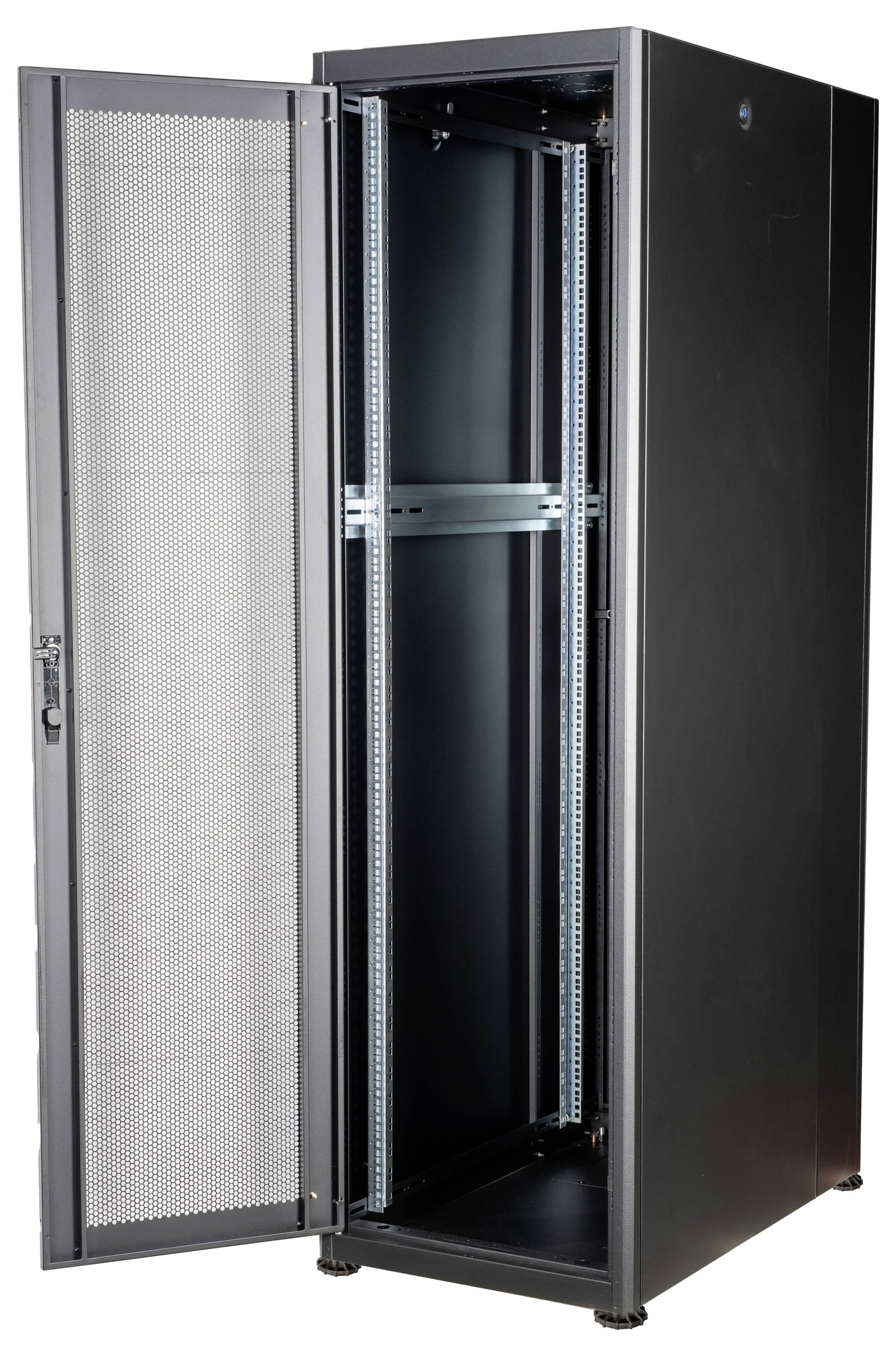 Schwarzer, halb geöffneter Server-Rack-Schrank mit perforierter Tür, geeignet zur Aufnahme von Netzwerk- oder Servergeräten in einem Rechenzentrum.