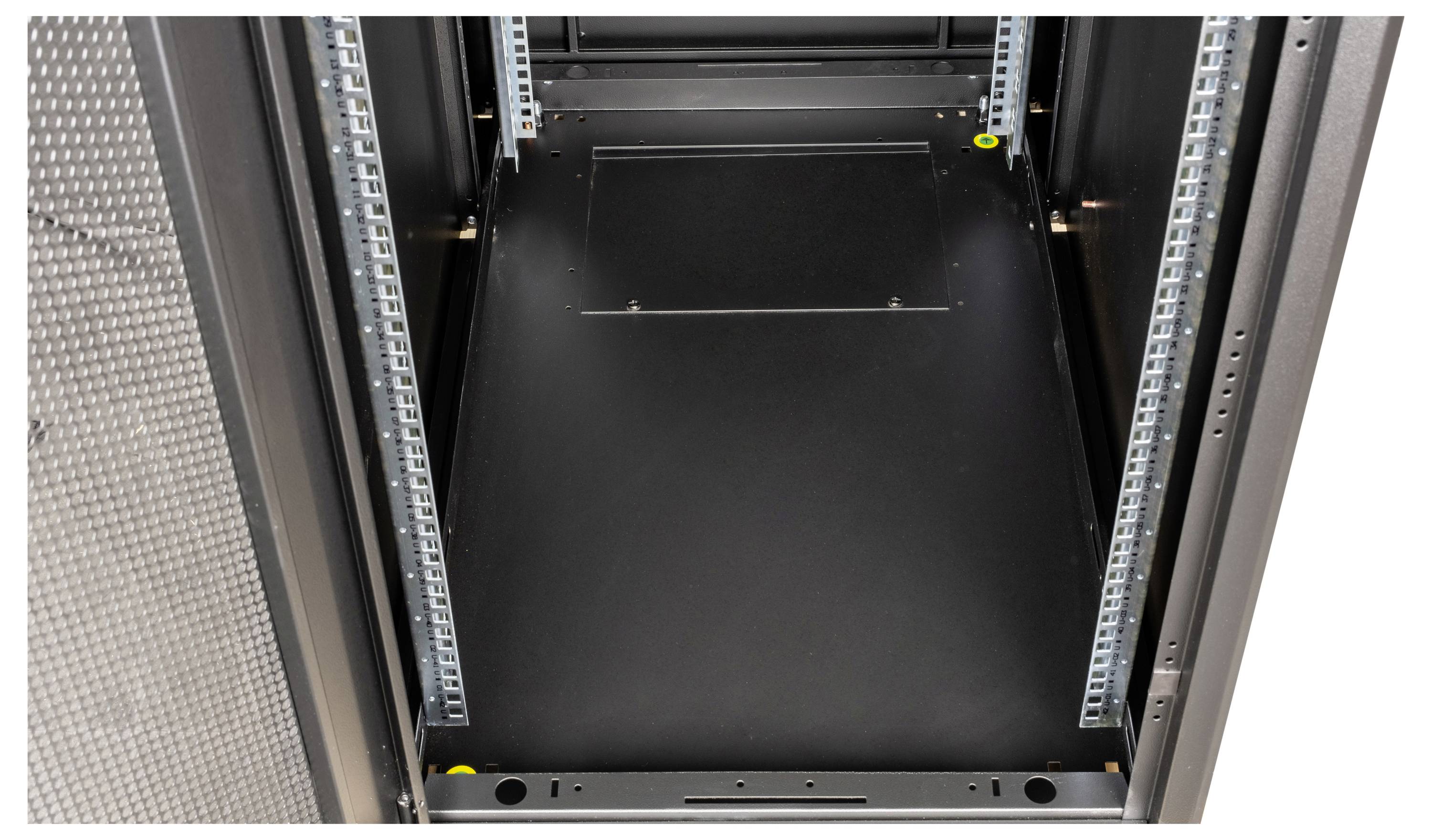 Leeres Server-Rack-Gehäuse, Vorderansicht. Enthält keine Hardwarekomponenten, bereit für die Installation von Servern oder Geräten.