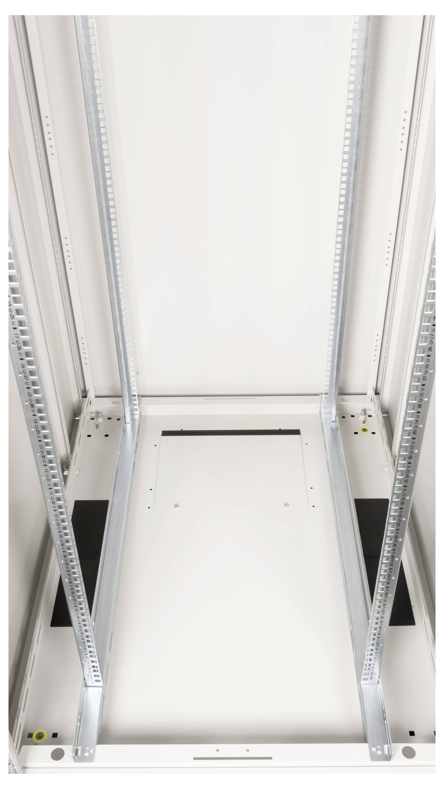 Leerer Metallschrank mit vertikal verlaufenden Streben. Kein sichtbarer Inhalt oder Zubehör.