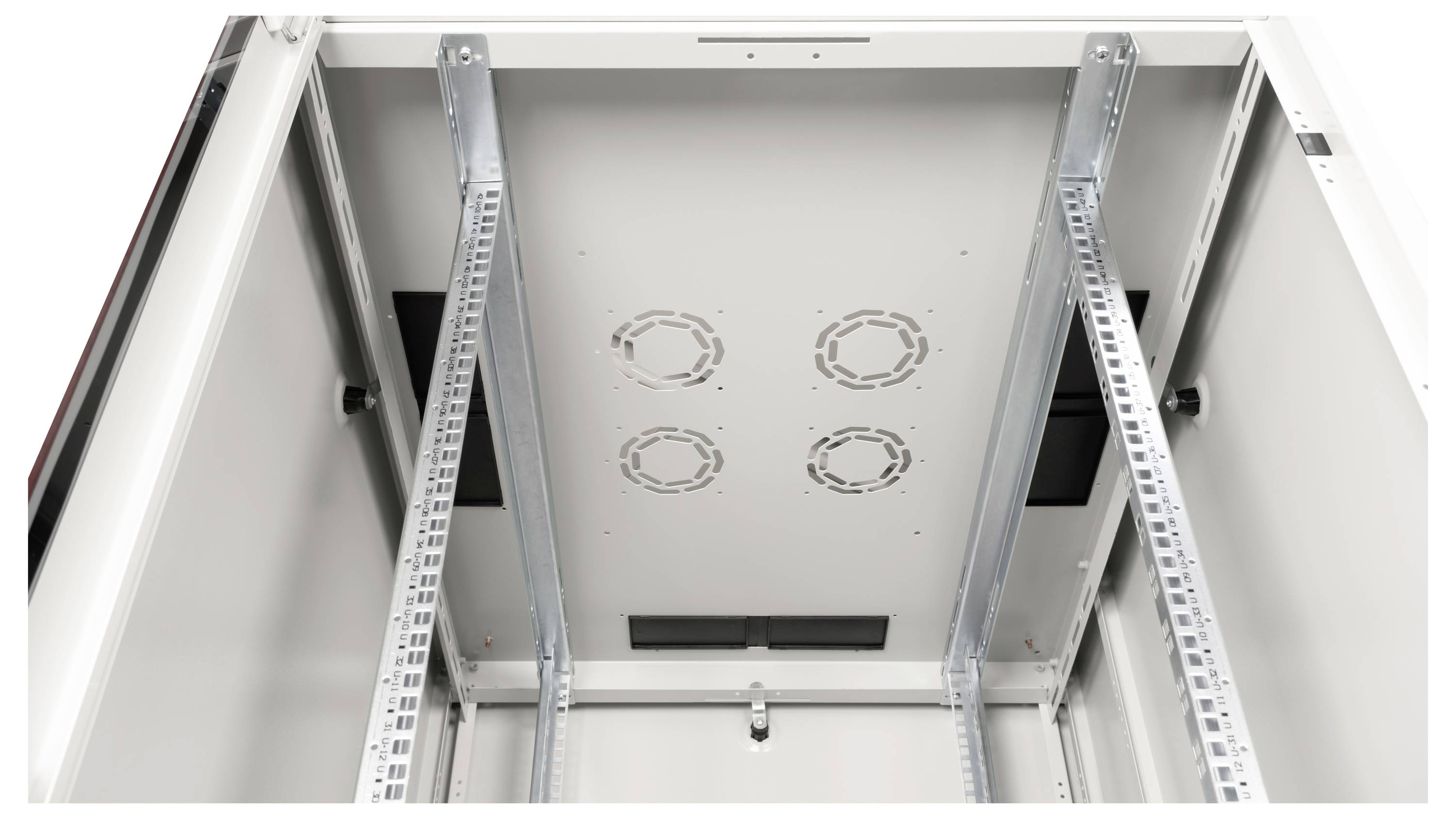 Innenansicht eines leeren Serverracks mit Metallschienen und Lüftungsöffnungen an der Oberseite.