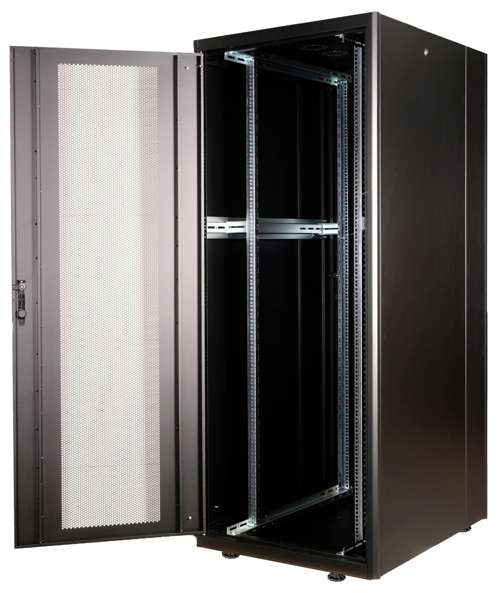 Ein geöffneter schwarzer Server-Rack-Schrank mit einem belüfteten Türdesign, bereit zur Aufnahme von IT-Hardware.