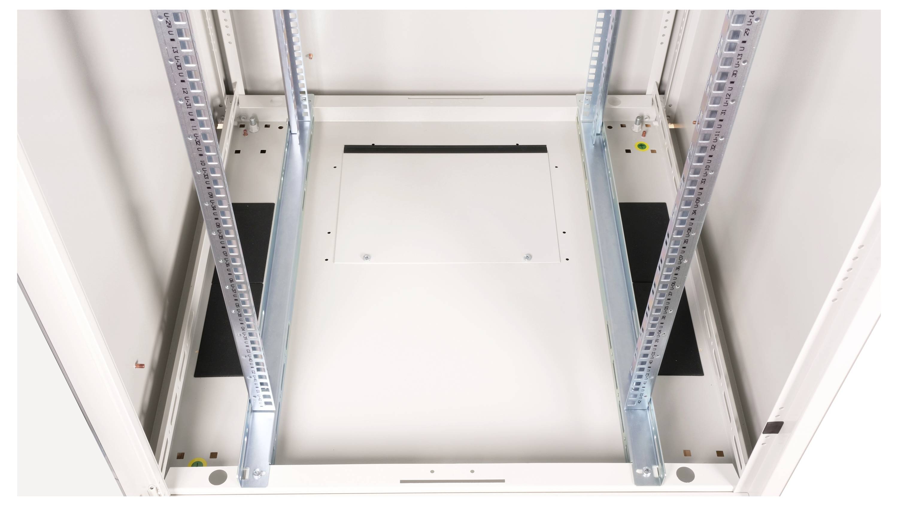 Leerer Server-Schrank mit Metallrahmen und seitlichen Schienen, bereit zur Installation von IT-Komponenten.