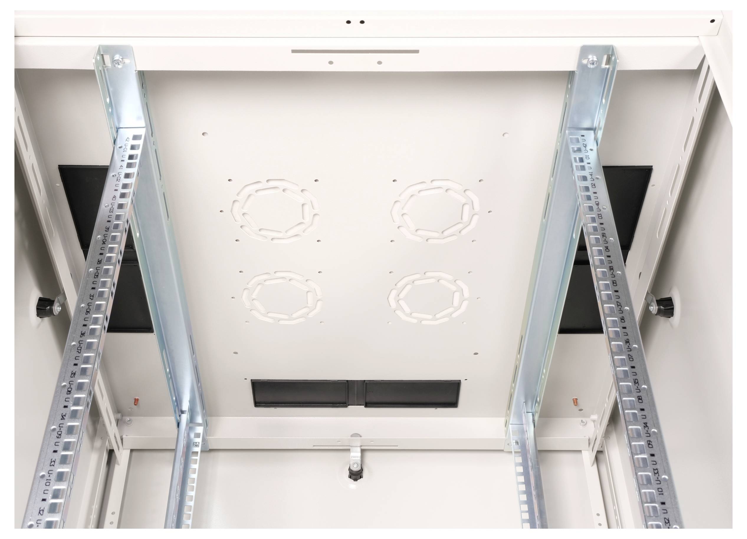 Innenansicht eines leeren Server-Racks mit zwei vertikalen Schienen und Belüftungsöffnungen oben. Geeignet für IT-Hardware-Installation.