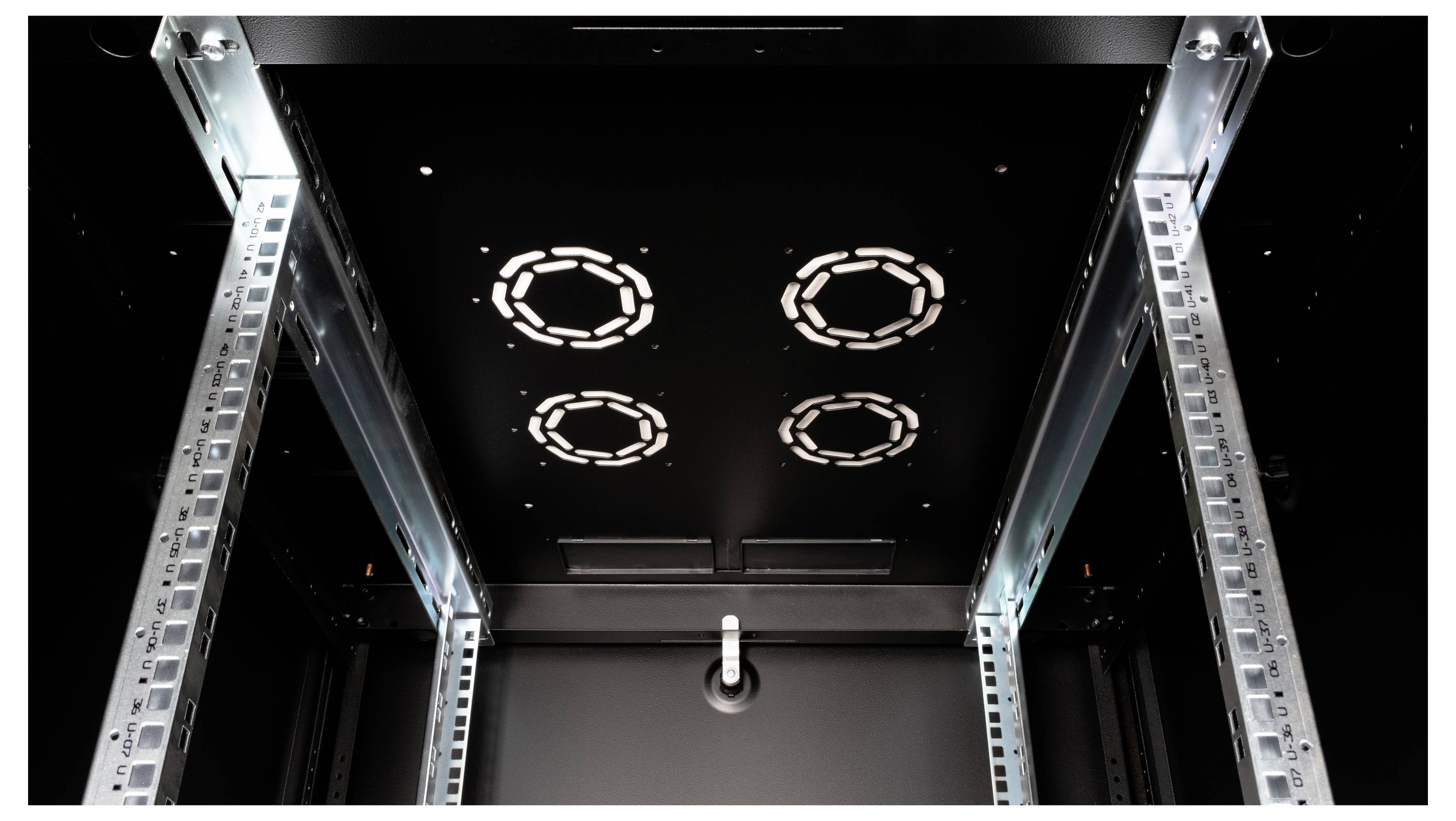 Ansicht eines leeren Serverracks von unten. Oben sind Belüftungsschlitze sichtbar, seitlich befinden sich Montageschienen.