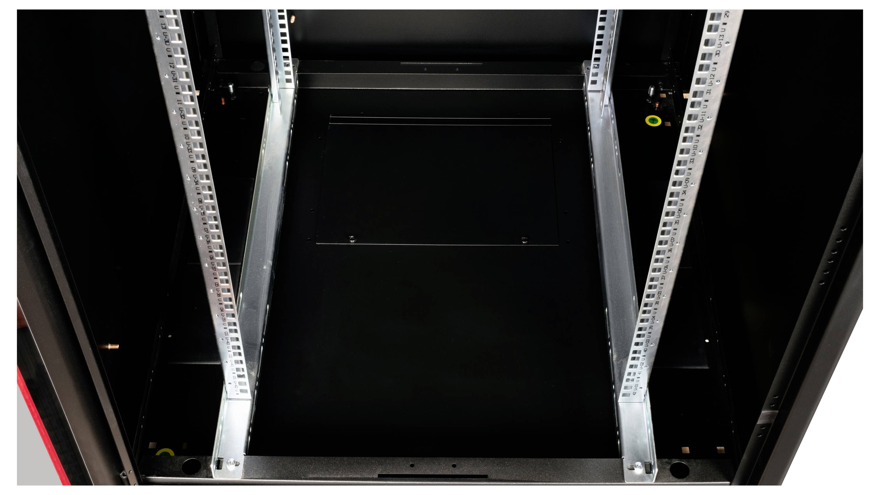 Leerer Server-Rack mit offenen Schienen, schwarzem Innenraum und beleuchtetem Rand, bereit für die Montage von Geräten.
