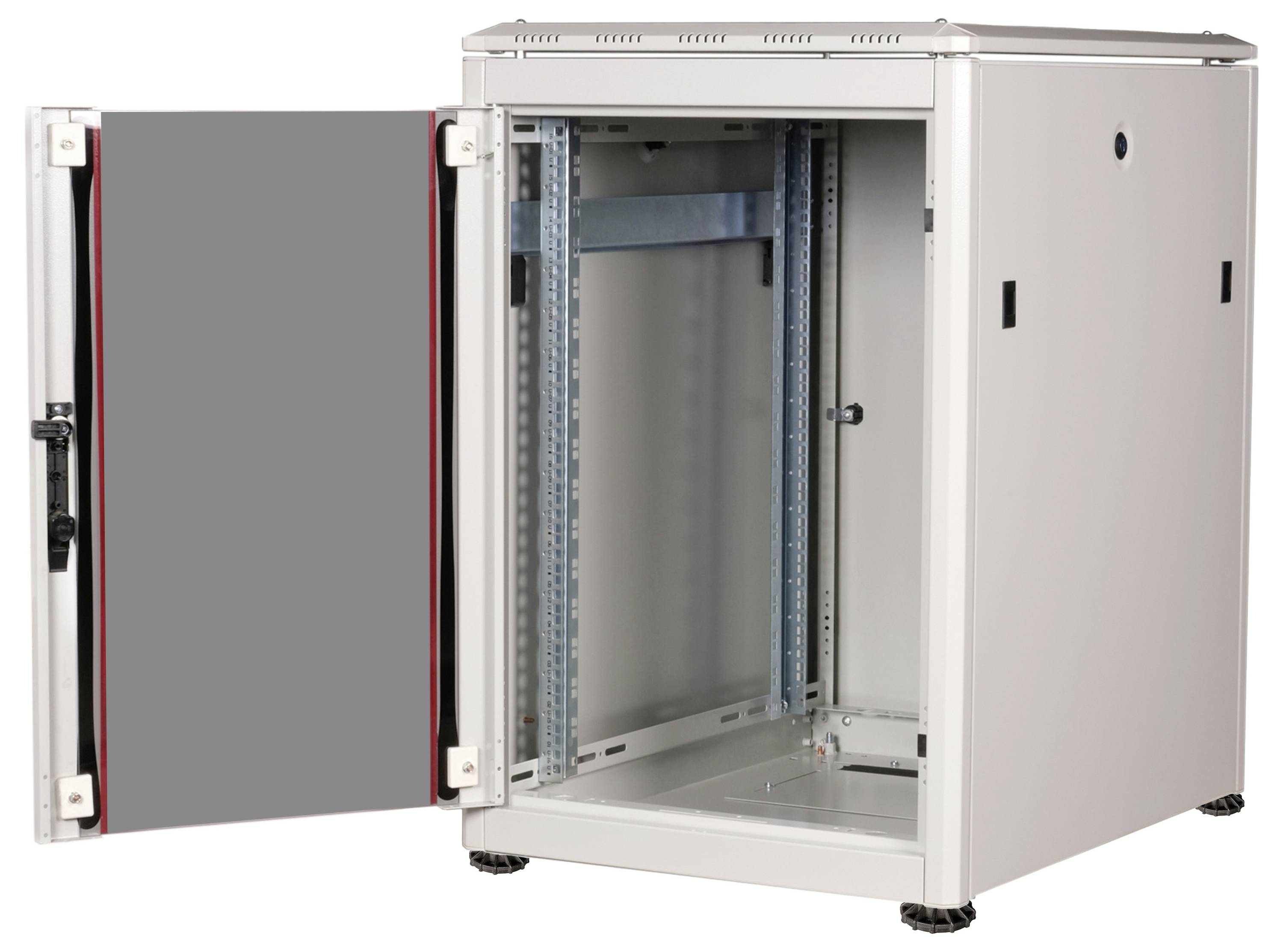 Ein offener Netzwerk-Schrank aus Metall, steht auf dem Boden. Eine Tür ist geöffnet und zeigt die leeren Regale im Inneren.