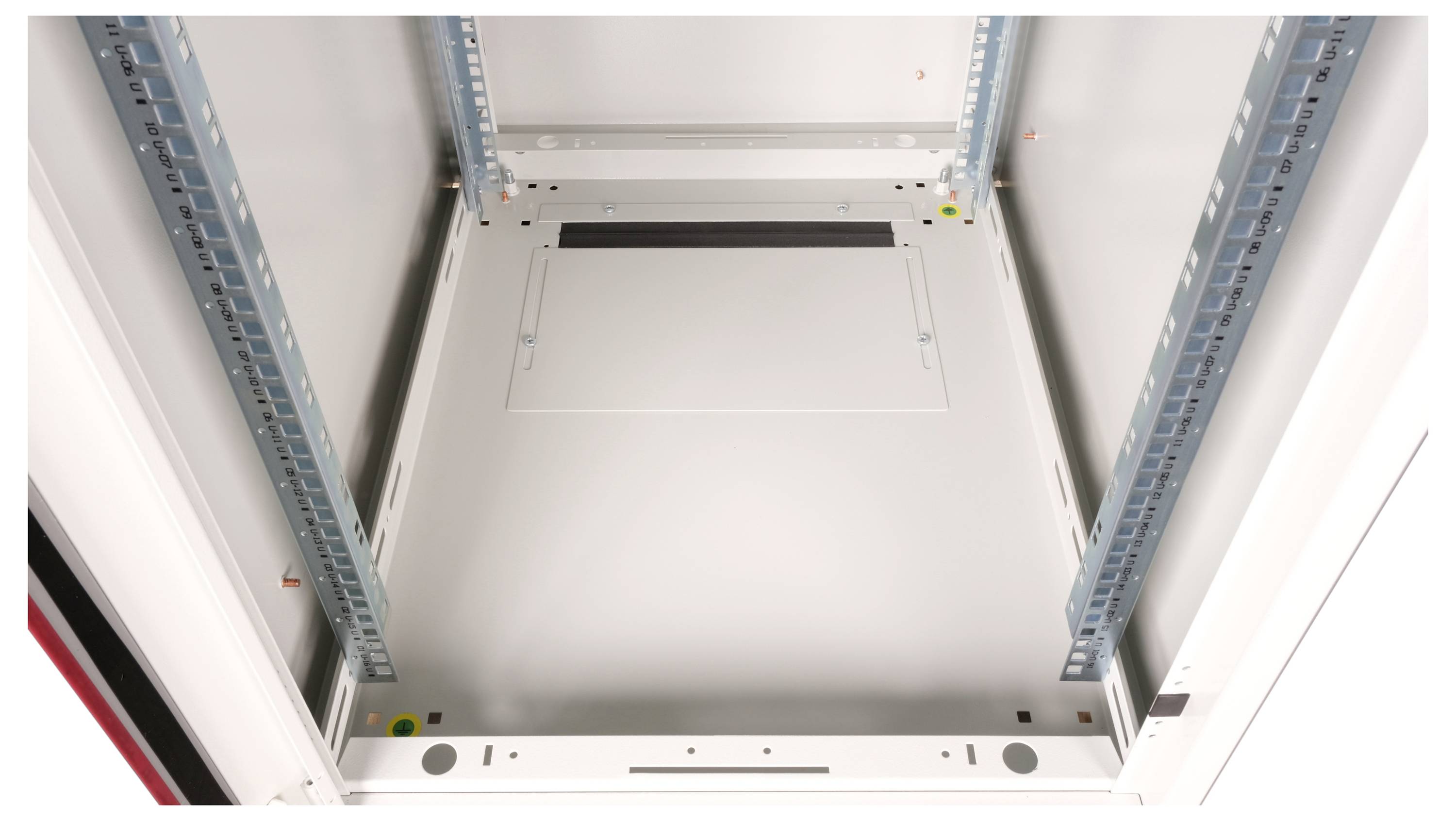 Leeres Serverrack mit weißen Wänden und grauem Boden. Metallstreben an den Seiten deuten auf Installationsmöglichkeiten hin.