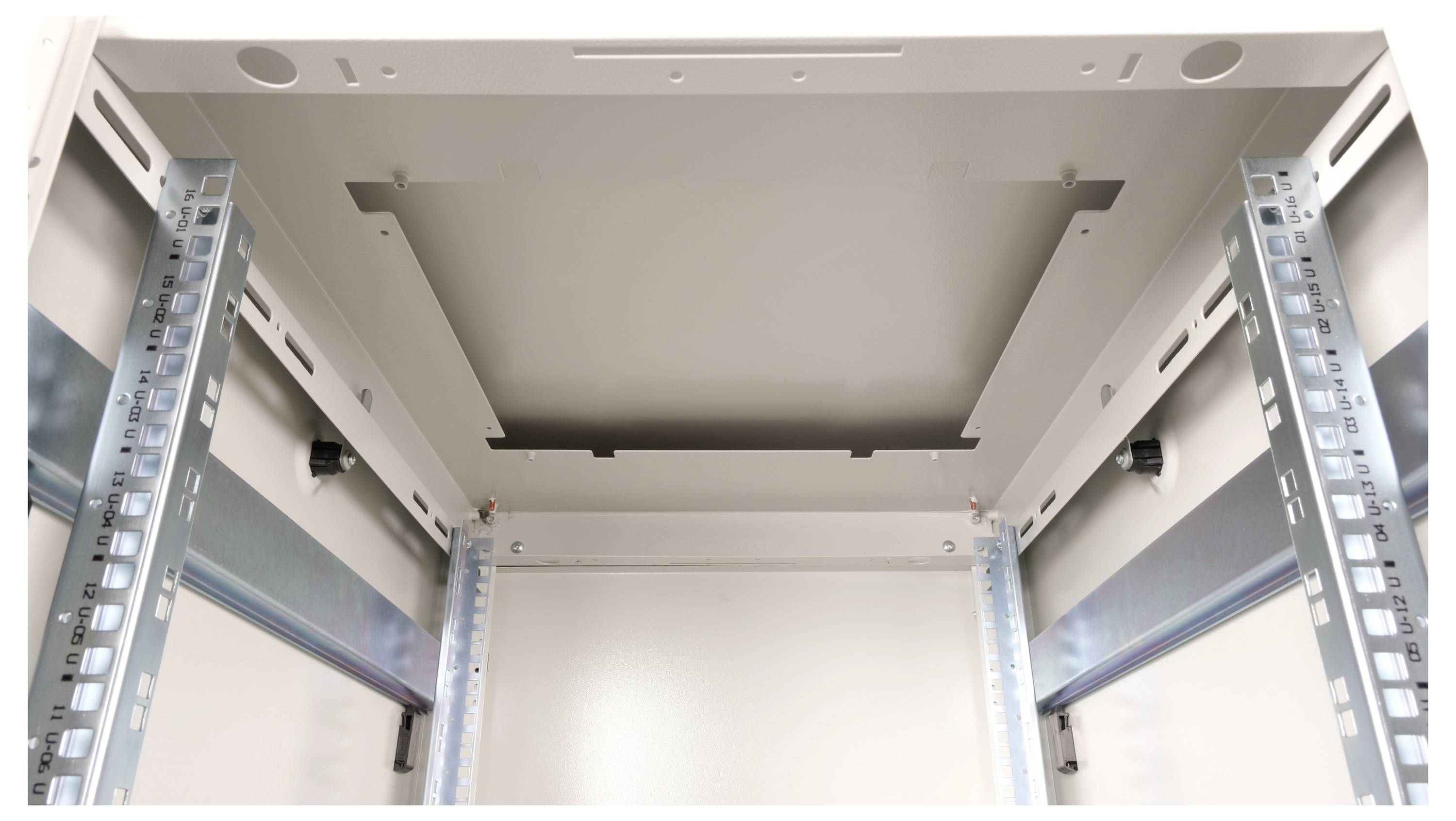 Innenseite eines leeren Schaltschranks mit Metallrahmen und Kabelkanälen, bereit zur Montage von elektrischen Komponenten.