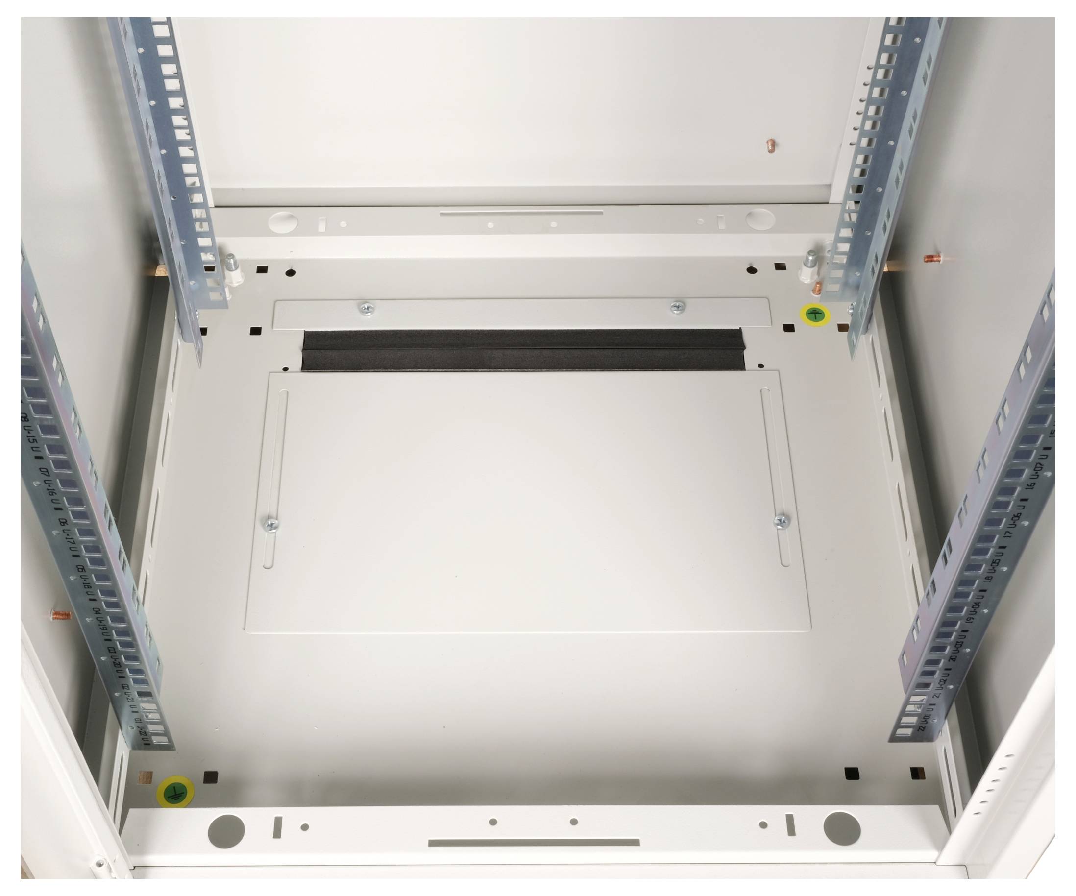 Ein leerer, geöffneter Server-Schrank mit Schienen an den Seiten zur Befestigung von Hardware in einem Rechenzentrum.