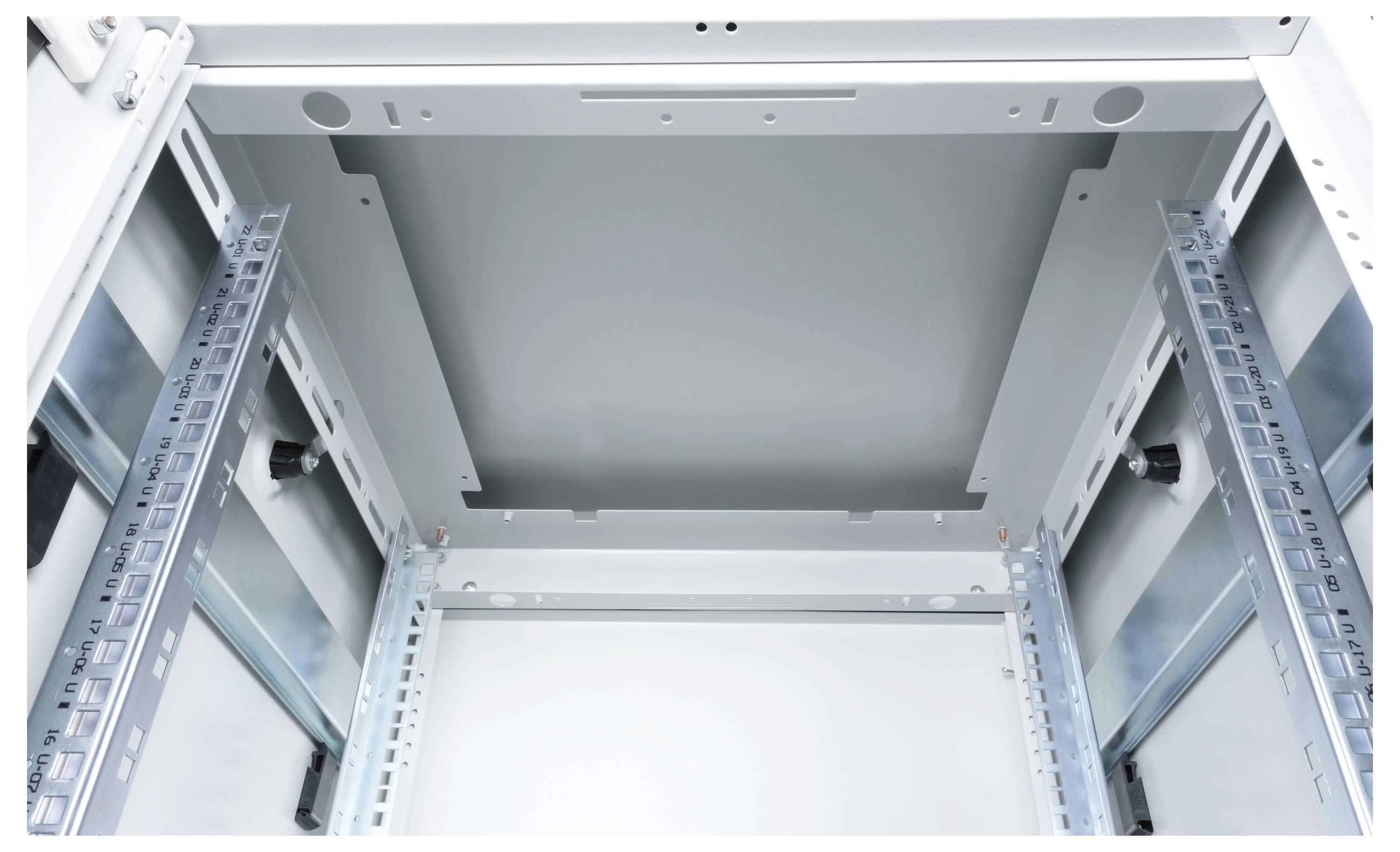 Ein leerer Serverschrank aus Metall mit seitlichen Streben und Einbauschienen; bereit zur Aufnahme von IT-Ausrüstung.