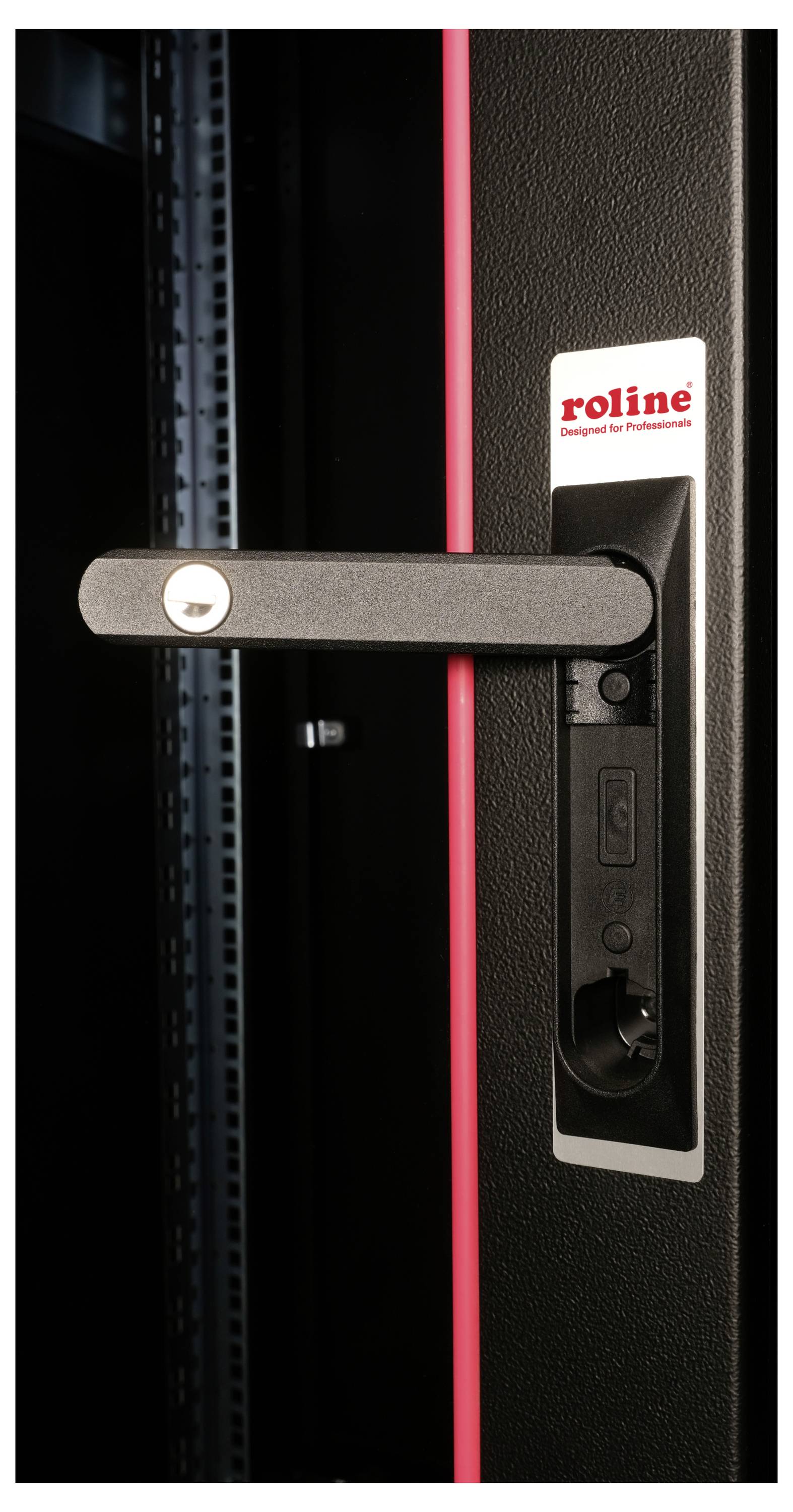 Eine schwarze Türgriffverriegelung eines Roline-Serverschranks mit rotem Streifen und Schlüsselloch, montiert an einem schwarzen Metallgehäuse.