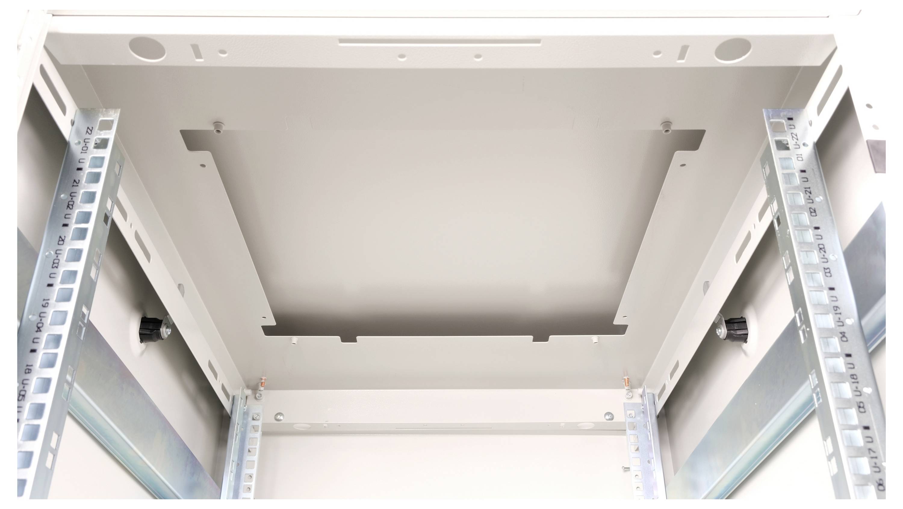 Innenansicht eines leeren Serverracks mit montierten Schienen, bereit für den Einbau von Geräten.