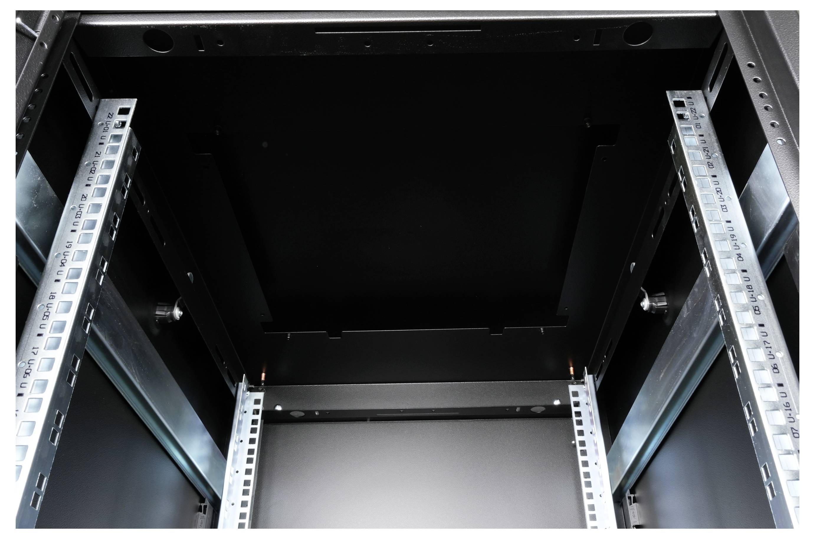 Ein leerer Server-Rack-Schrank mit sichtbaren Metallschienen und dunklem Innenraum. Bereit zur Installation von Hardware-Komponenten.