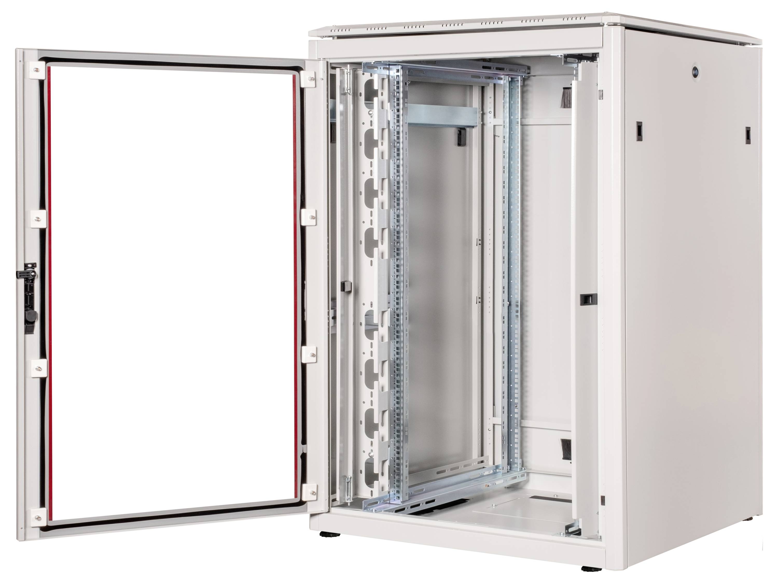 Ein offener, leerer Server-Schrank mit einer Tür, die nach links aufgeklappt ist, zeigt Innengerüste und Regalschienen.
