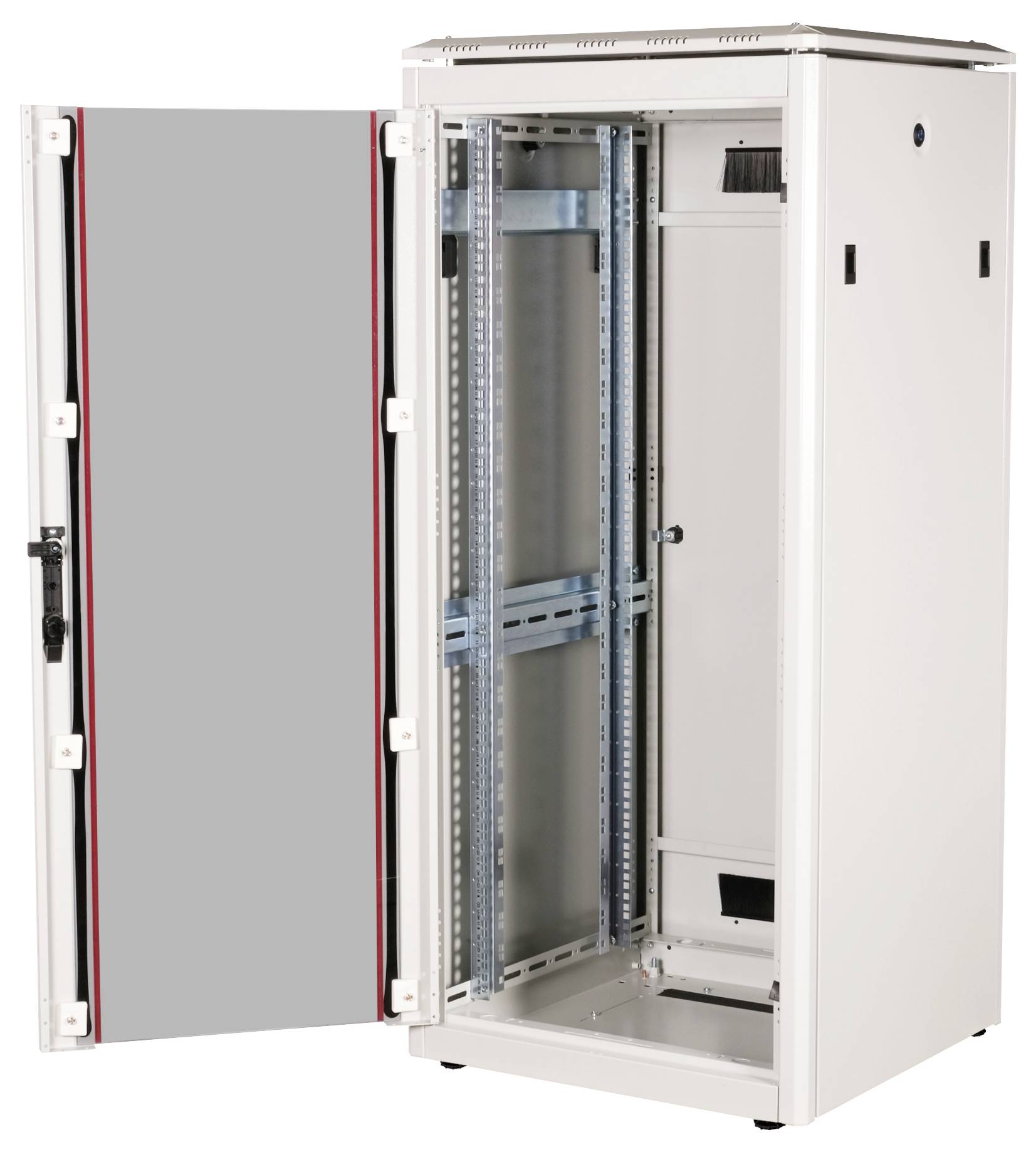 Ein offener Netzwerk- oder Serverschrank aus Metall, geeignet zur Montage von IT- und Telekommunikationsgeräten. Tür geöffnet.