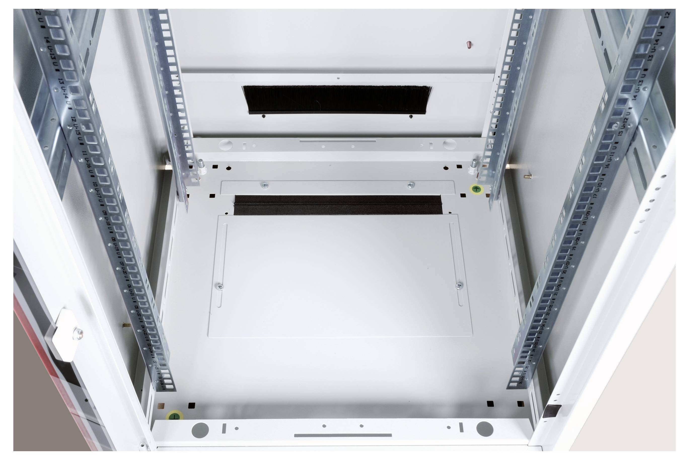 Ein leerer, offener Server-Rack-Schrank mit sichtbaren Schienen und Kabeldurchführungen, bereit für die Installation von Hardware.