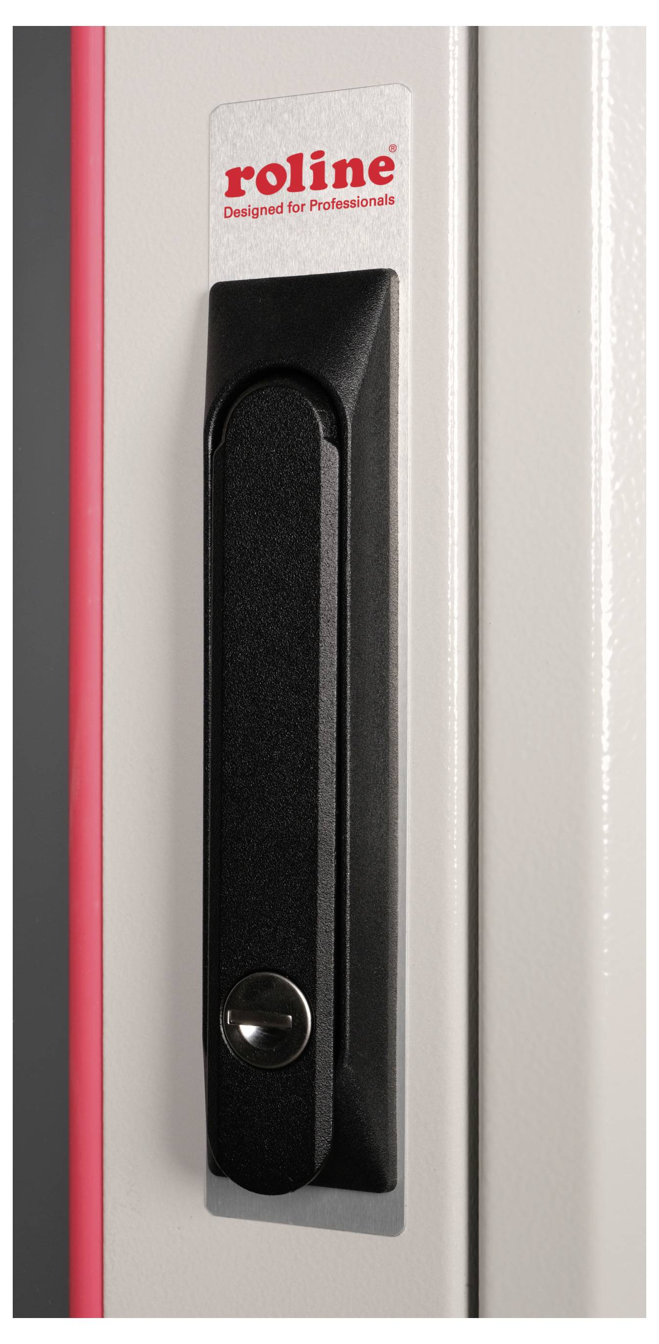 Nahaufnahme eines schwarzen Türgriffs mit Schloss an einem grauen Metallschrank, markiert mit 'roline Designed for Professionals'.