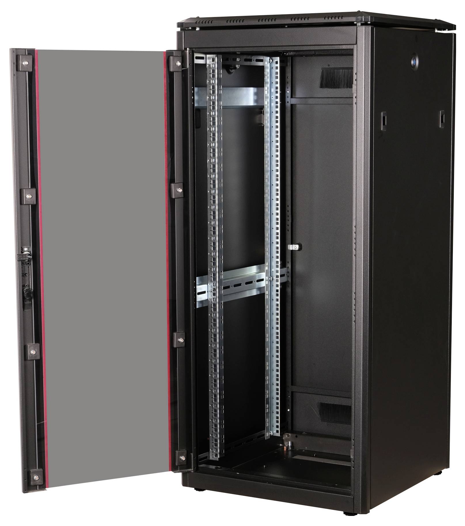 Ein offener IT-Serverserverschrank mit einem Metallrahmen, ohne installierte Komponenten. Tür ist zur Seite geöffnet.