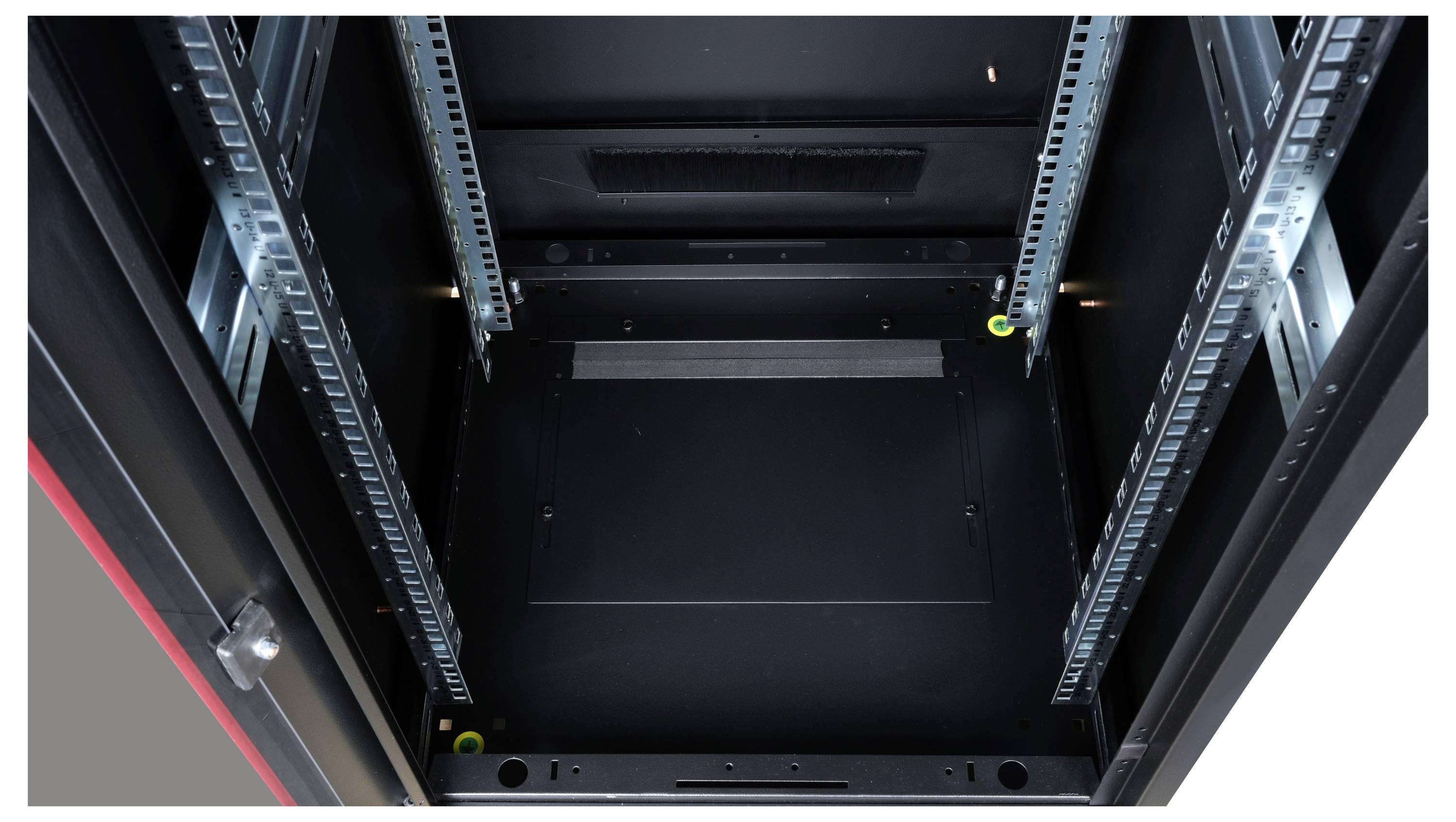 Ein leerer Serverschrank von oben betrachtet, zeigt innere Metallschienen zur Befestigung von IT-Ausrüstung in einem Rechenzentrum.