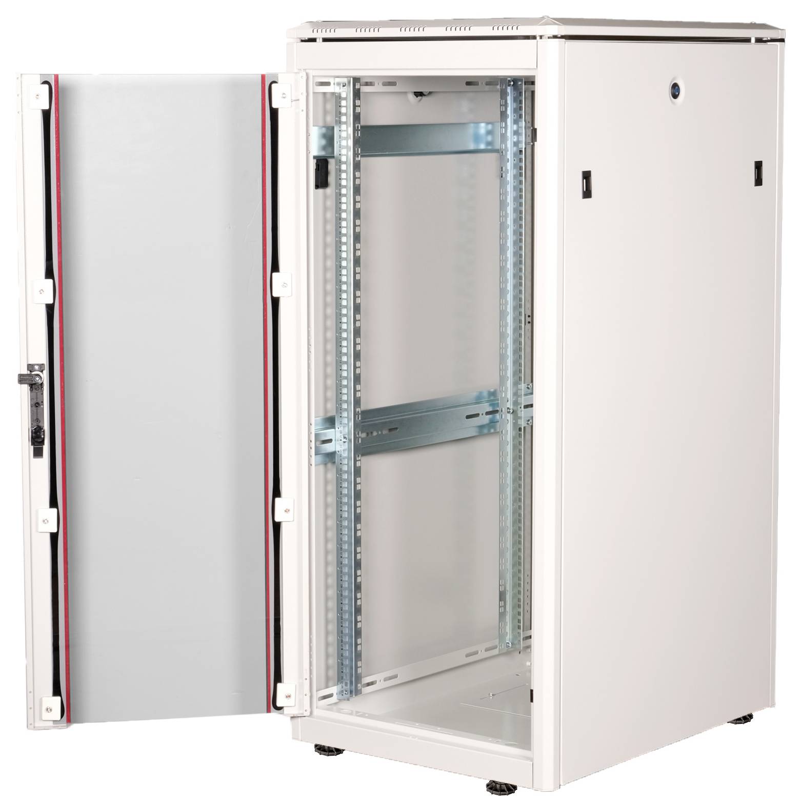 Ein offener, weißer Server-Rack-Schrank mit Metallrahmen und Lüftungsschlitzen, geeignet zur Aufbewahrung von IT-Geräten.