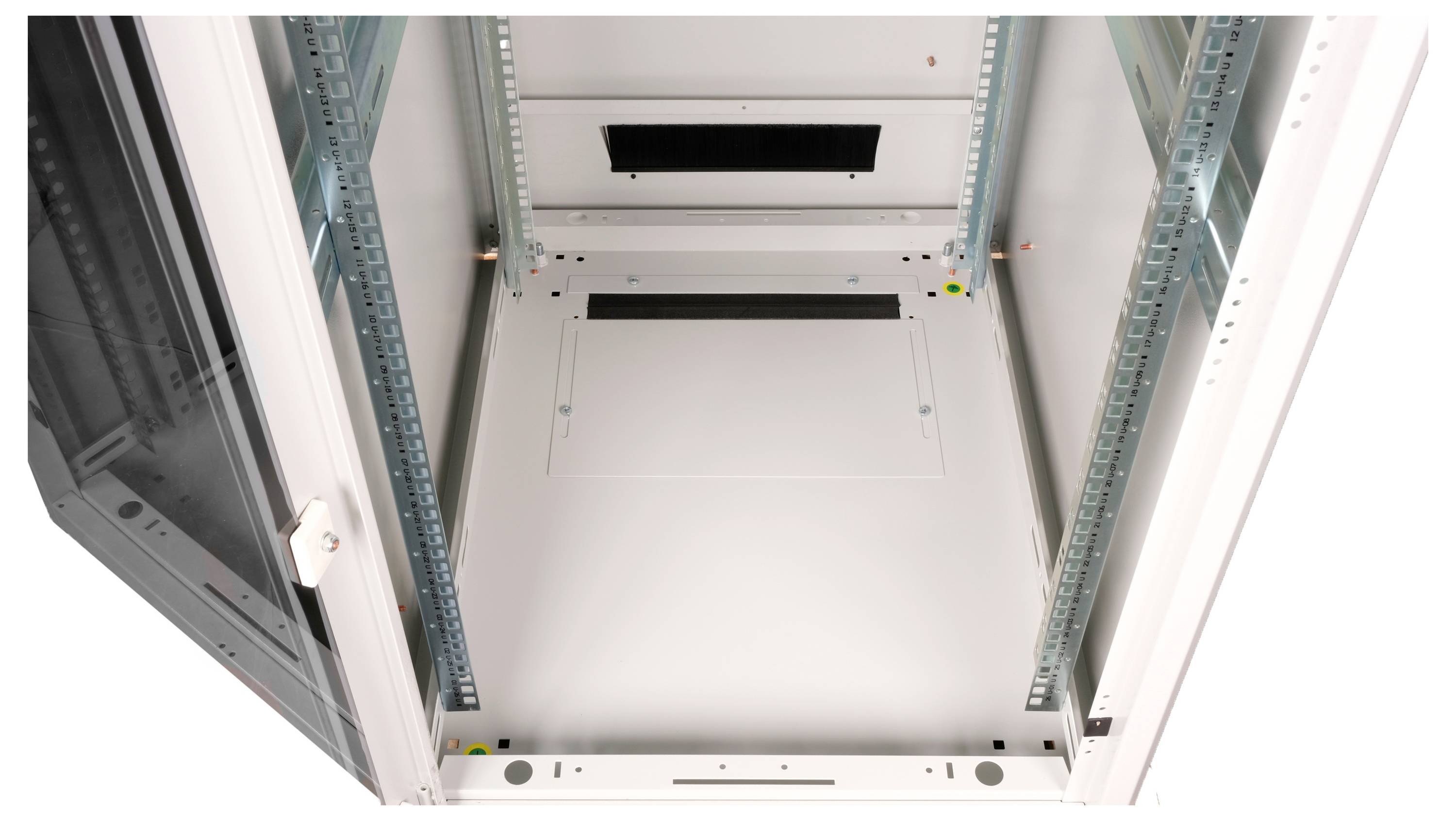 Leeres, offenes Server-Rack-Gehäuse, Vorderansicht. Es bietet Platz für die Installation von Servergeräten und Kabelmanagement.