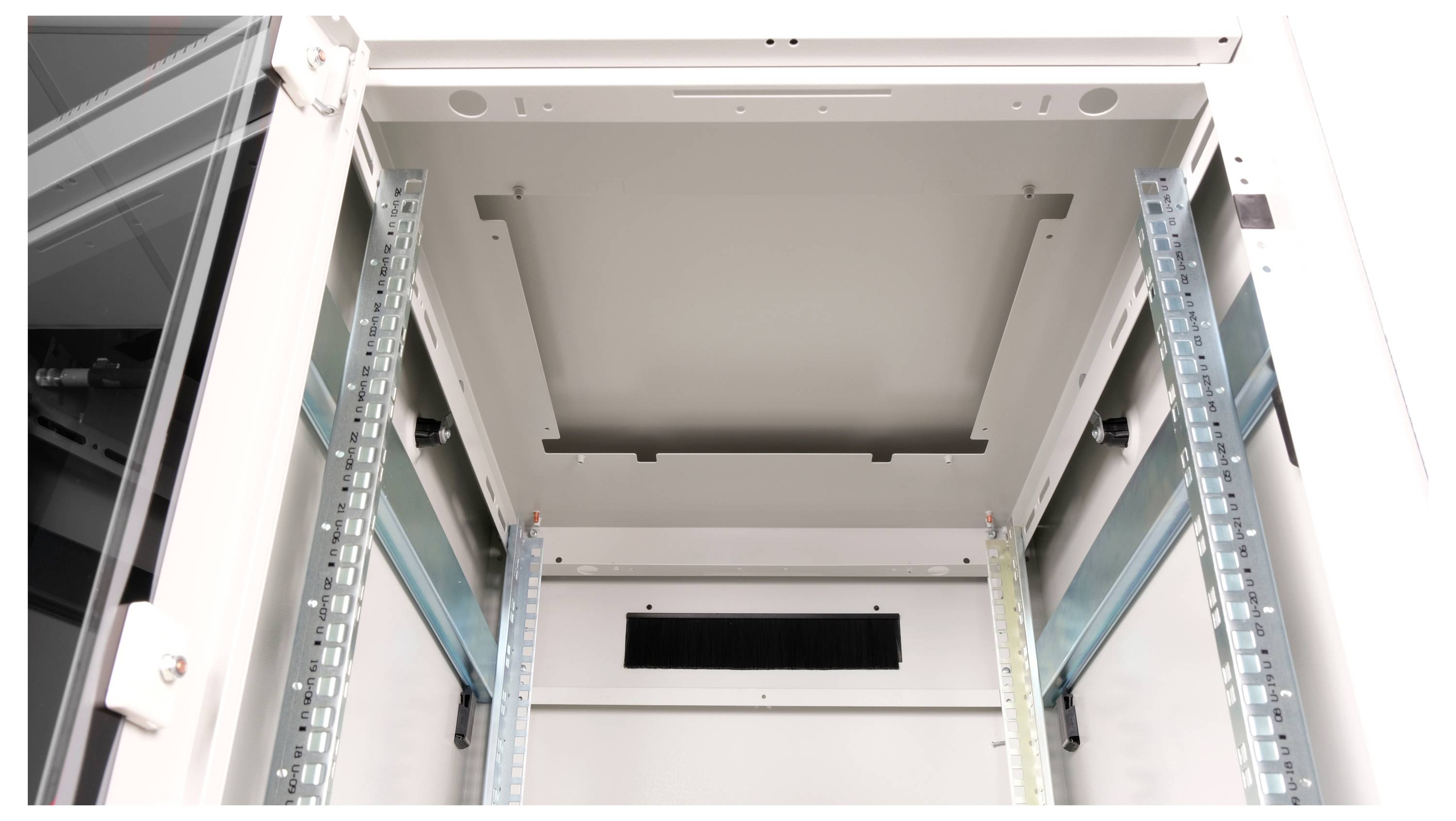 Innenansicht eines leeren Serverschranks mit Metallschienen und Belüftungsöffnung, perspektivisch von unten nach oben fotografiert.