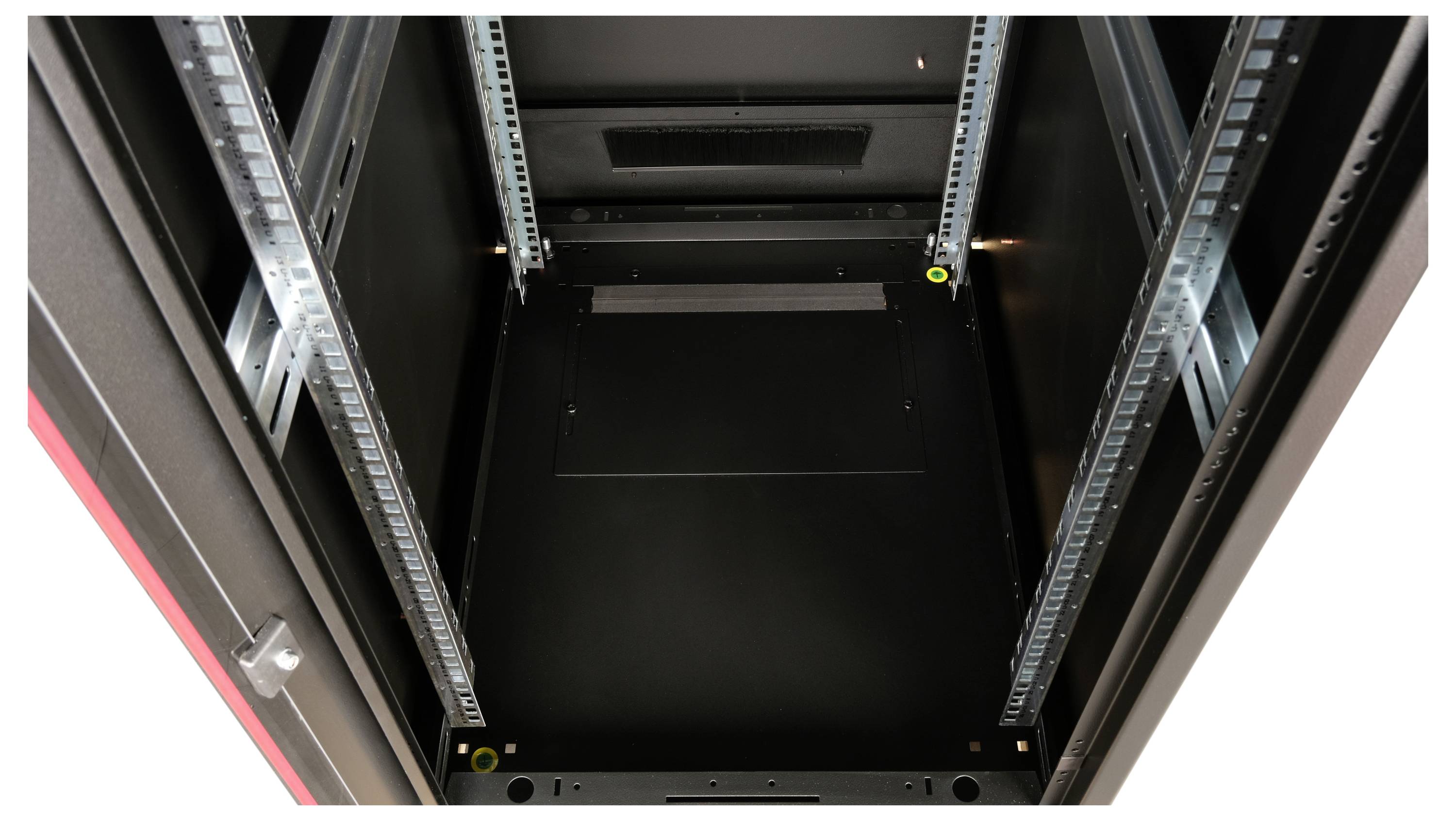 Offenes, leeres Server-Rack-Gehäuse mit Schienen für die Aufnahme von Geräten. Blick von oben in das Rack.