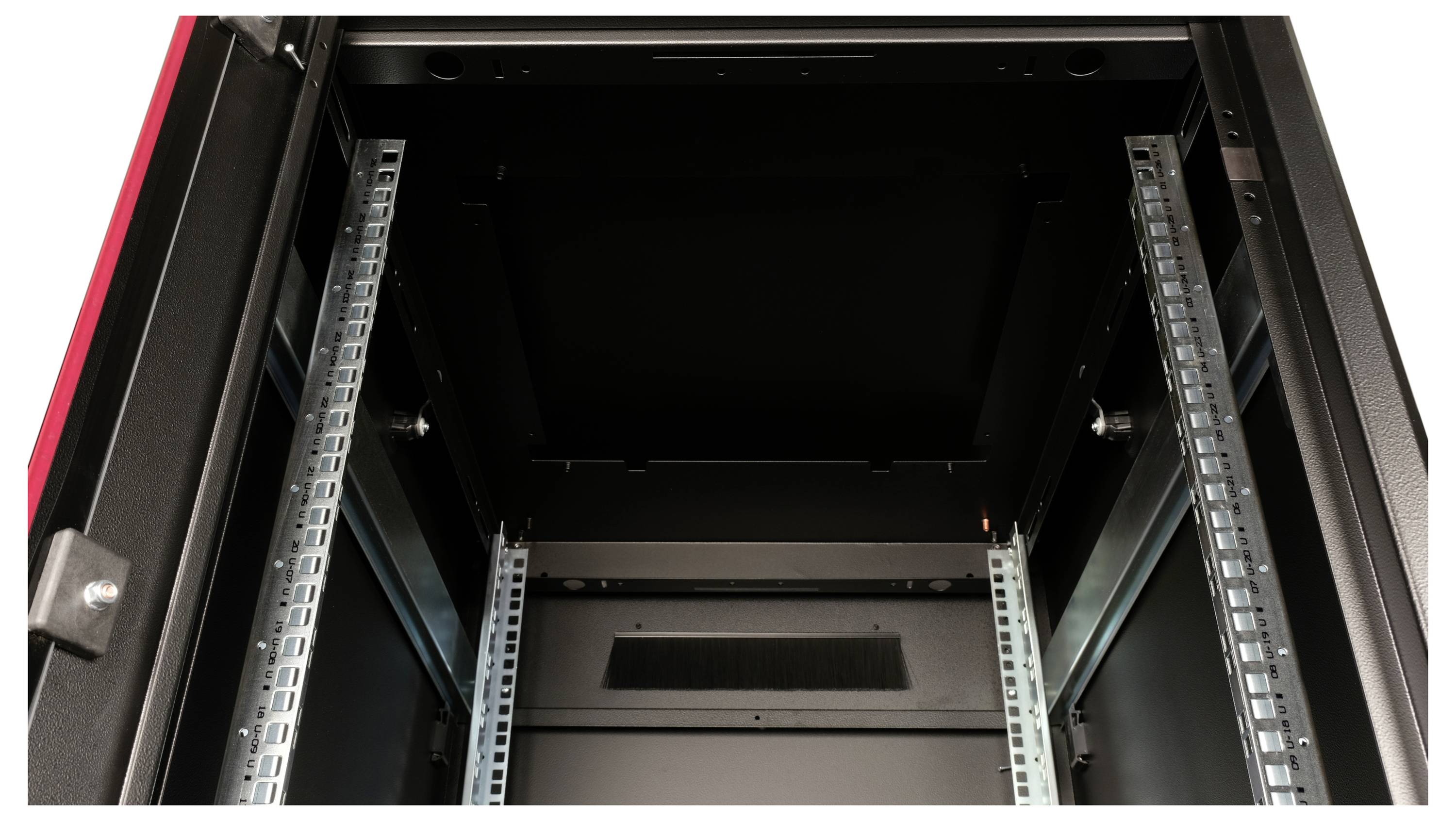 Innenansicht eines leeren Serverschranks mit offenen Seiten und montierten Schienen. Ideal für Netzwerk- oder Serverhardware.
