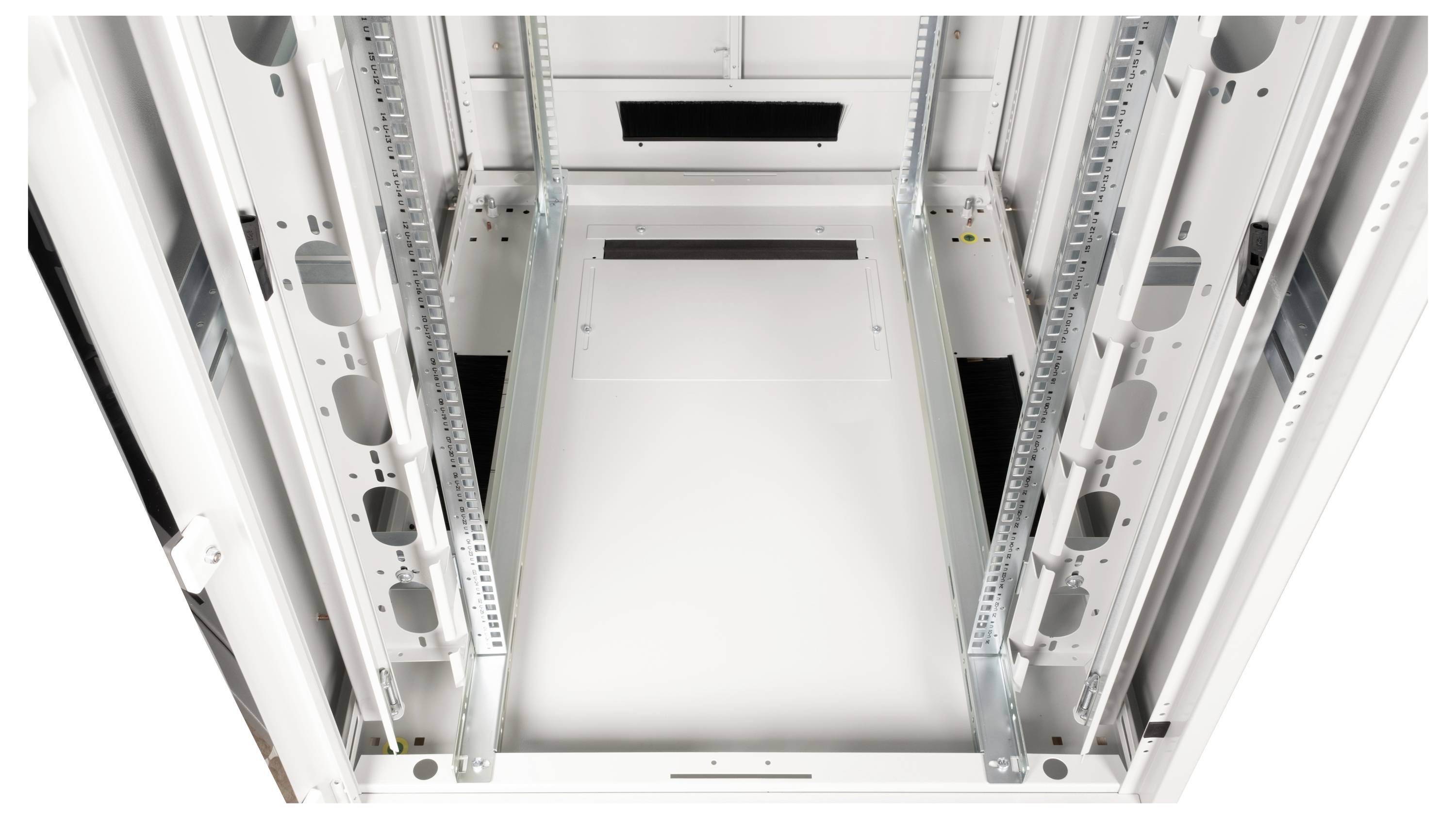 Ein leerer Server-Rack-Schrank mit offenen Seiten und Deckel. Schienen und Befestigungspunkte für die Installation von Geräten sind sichtbar.