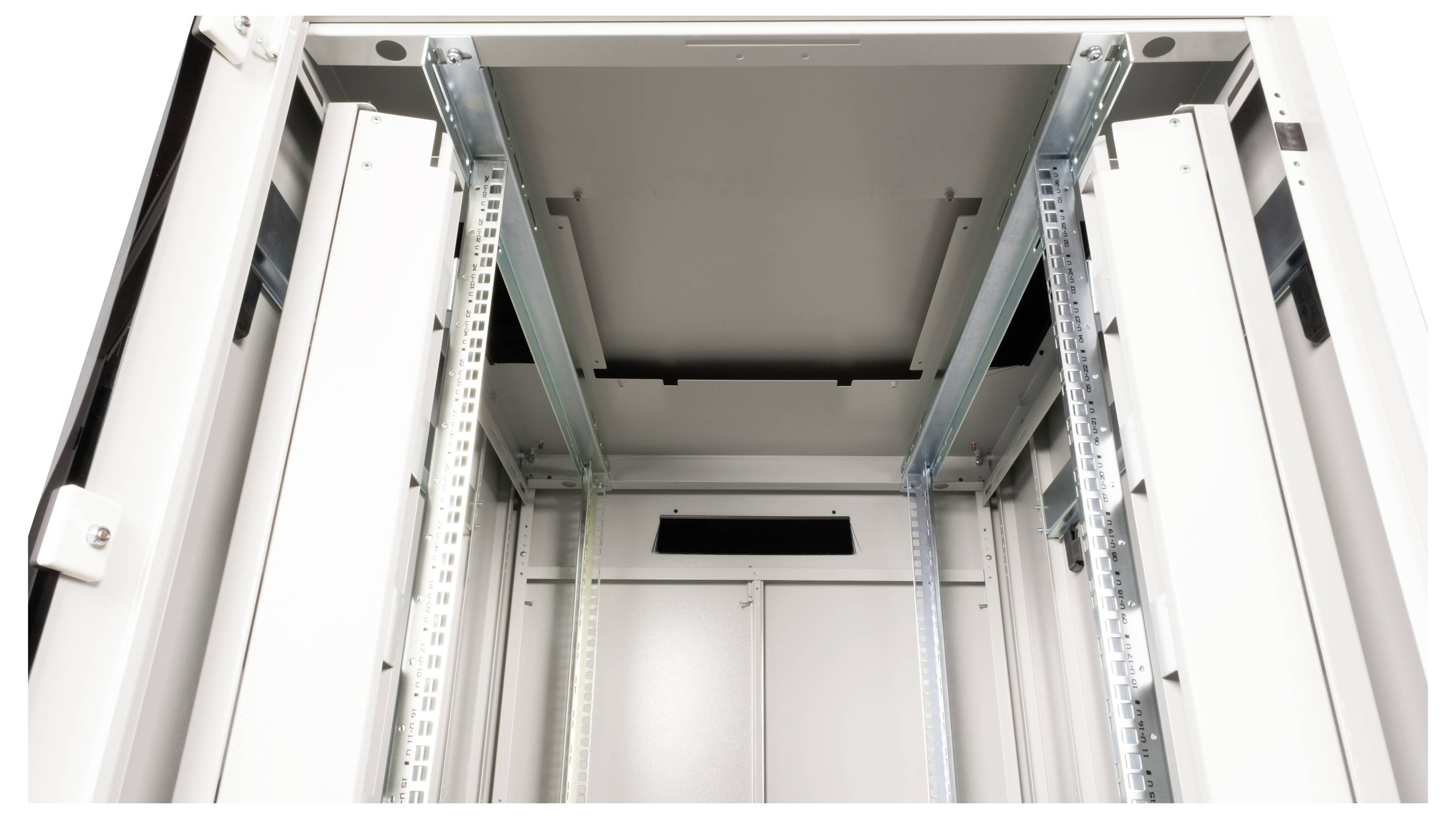 Leerer Serverschrank aus Metall, gezeigt von innen mit Schienen für die Montage von Servern an den Seiten.
