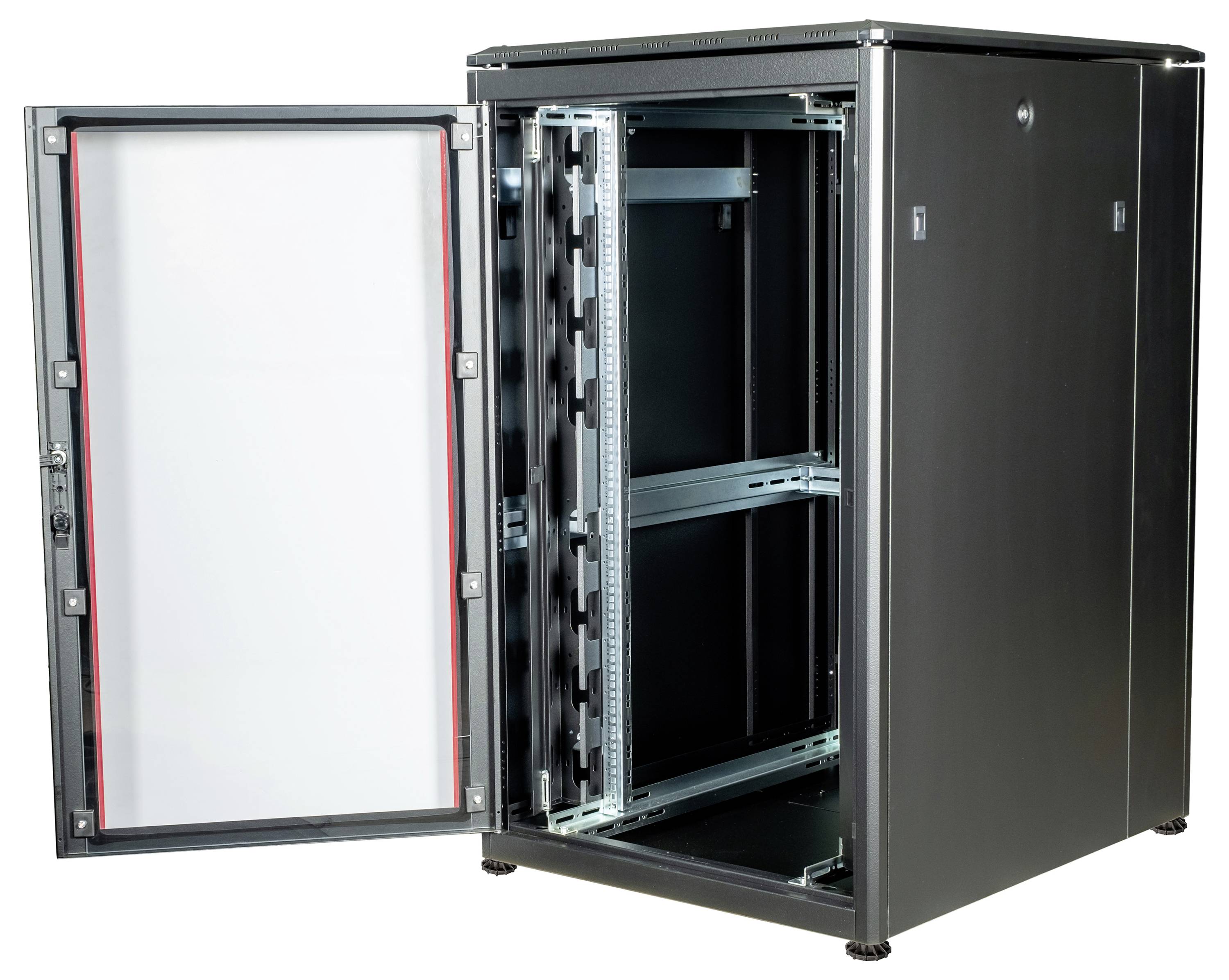 Offener schwarzer Server-Rack-Schrank mit Schienen für die Montage von Hardware, Tür steht geöffnet, zeigt leeren Innenraum.