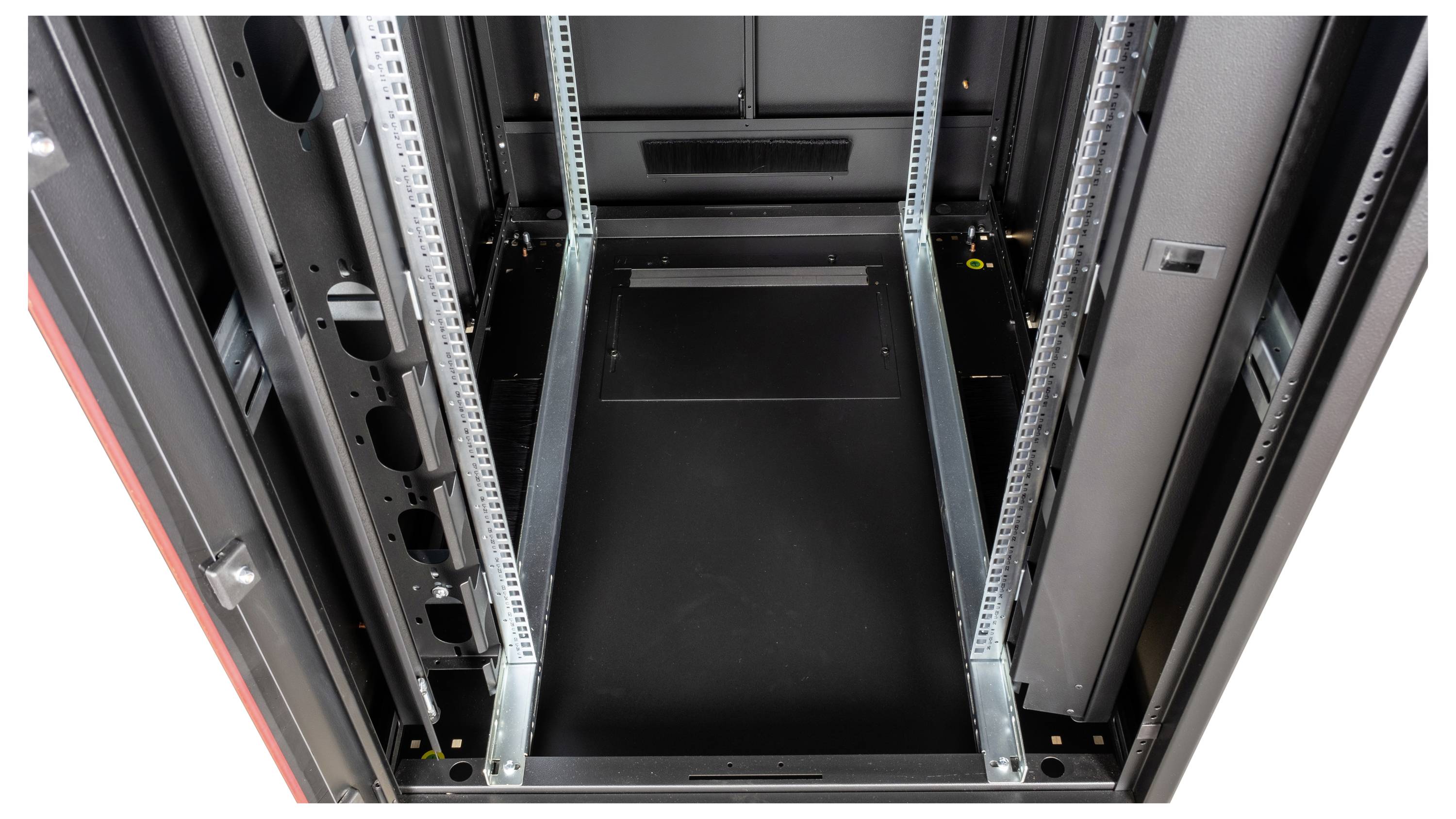 Leeres Server-Rack mit offenen Türen und sichtbaren Befestigungsschienen im Inneren, bereit zur Installation von IT-Komponenten.