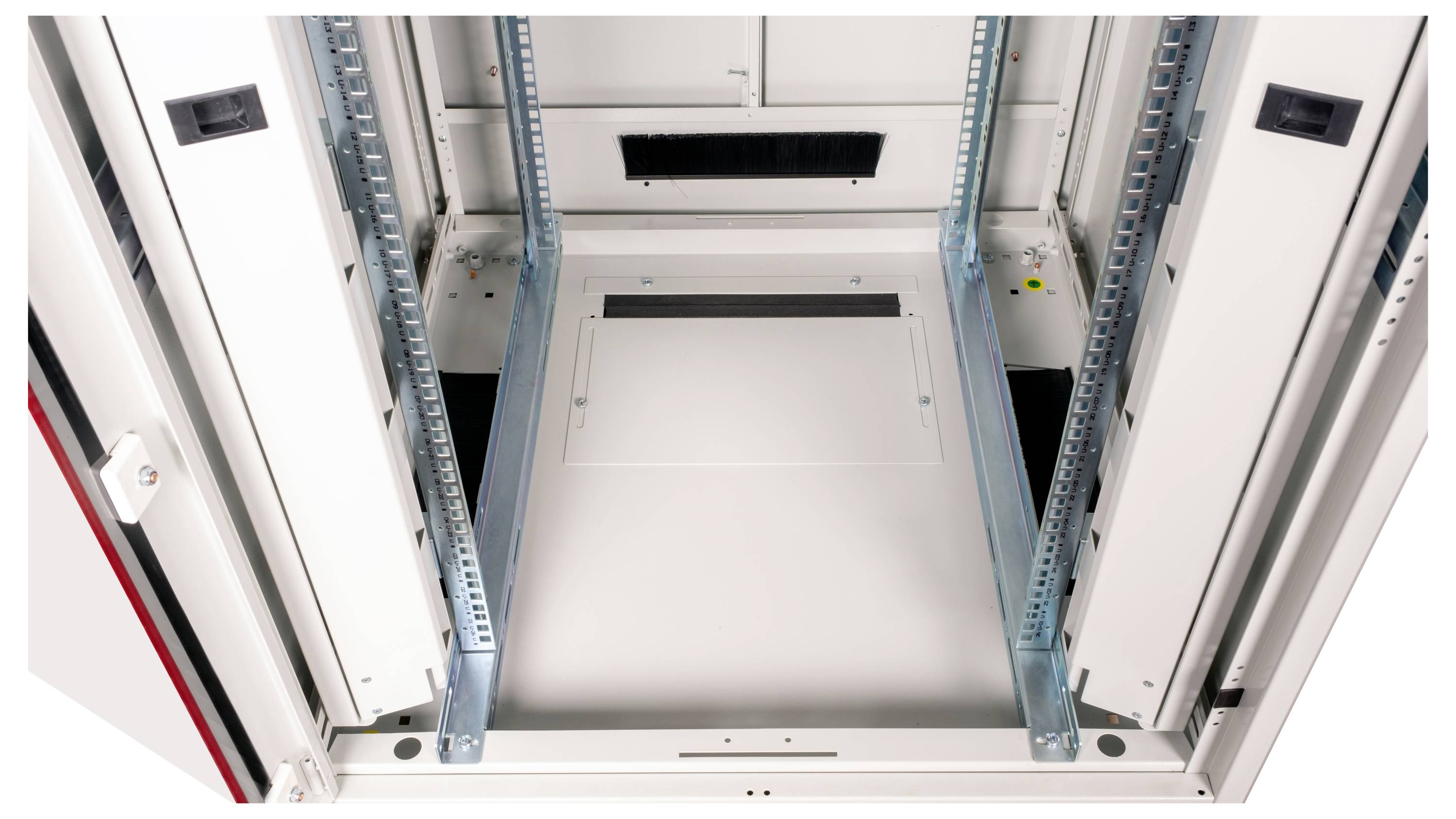 Ein leerer Server-Rack-Schrank aus Metall mit offenen Türen, Rau und Montageschienen innen, bereit zur Installation von IT-Komponenten.