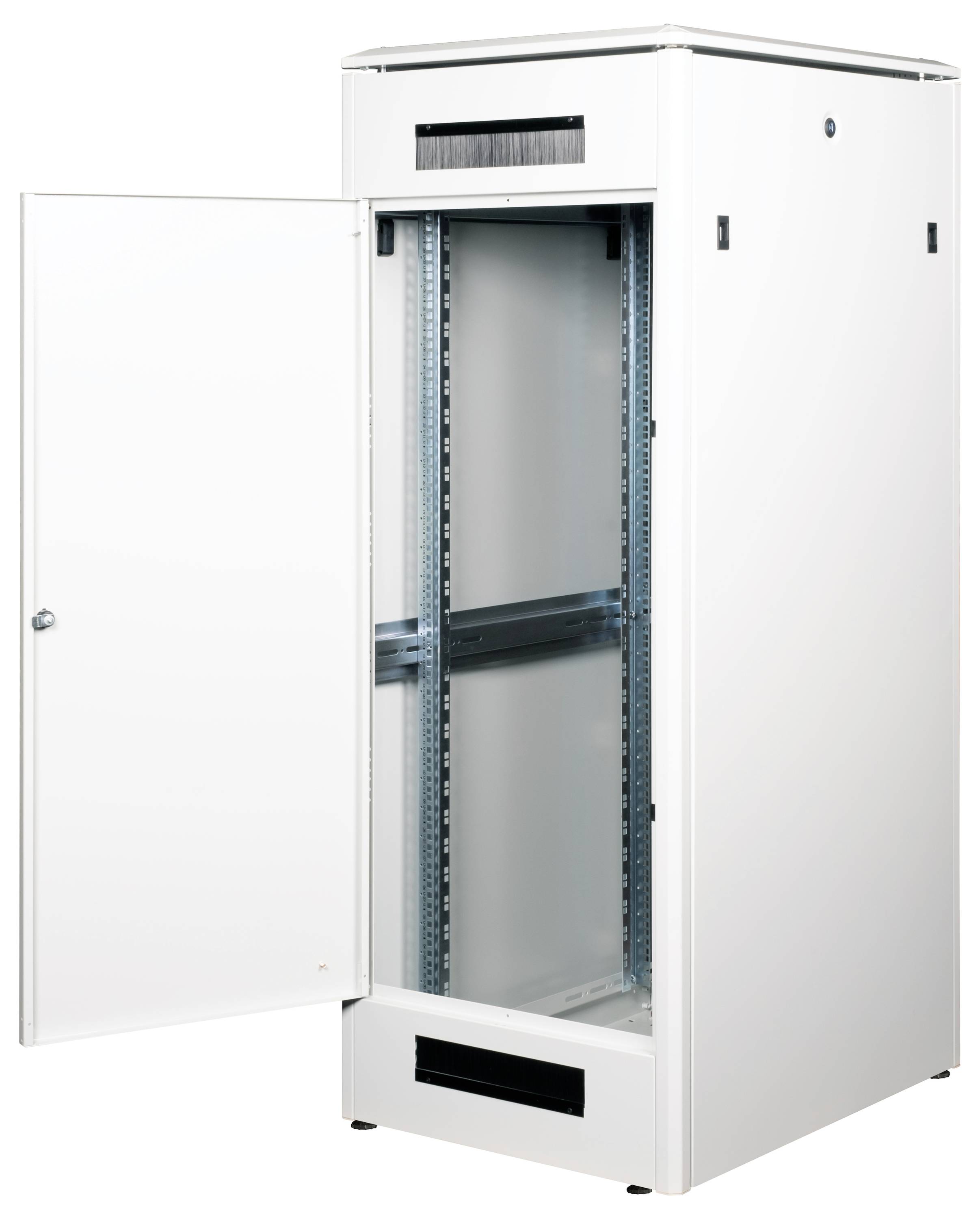 Ein offener, leerer Serverschrank aus Metall mit einer Tür an der linken Seite. Hohes, rechteckiges Design zur Unterbringung elektronischer Geräte.