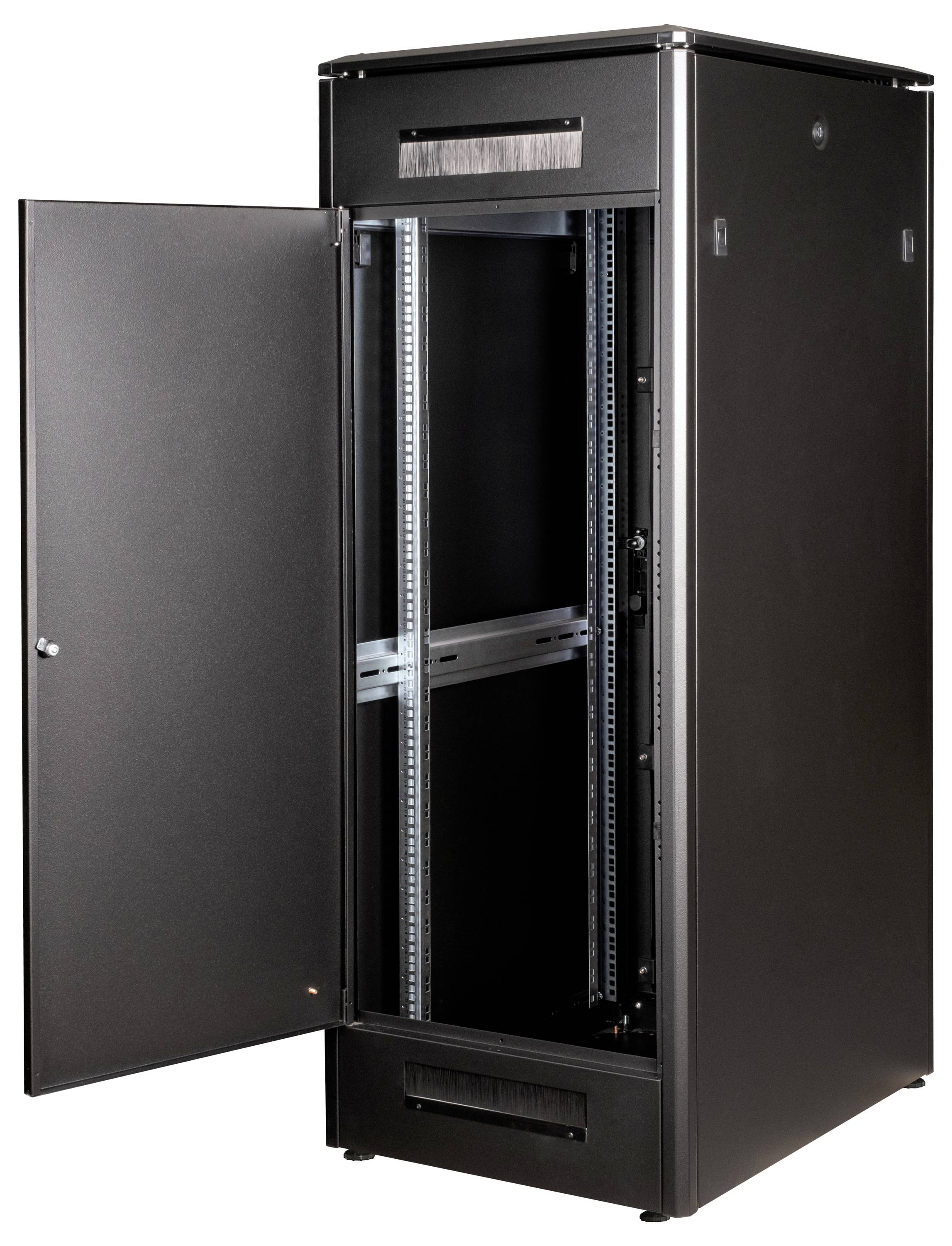 Ein schwarzer Server-Rack-Schrank mit geöffneter Tür, bereit zur Installation von IT-Geräten. Innenstruktur aus Metall sichtbar.