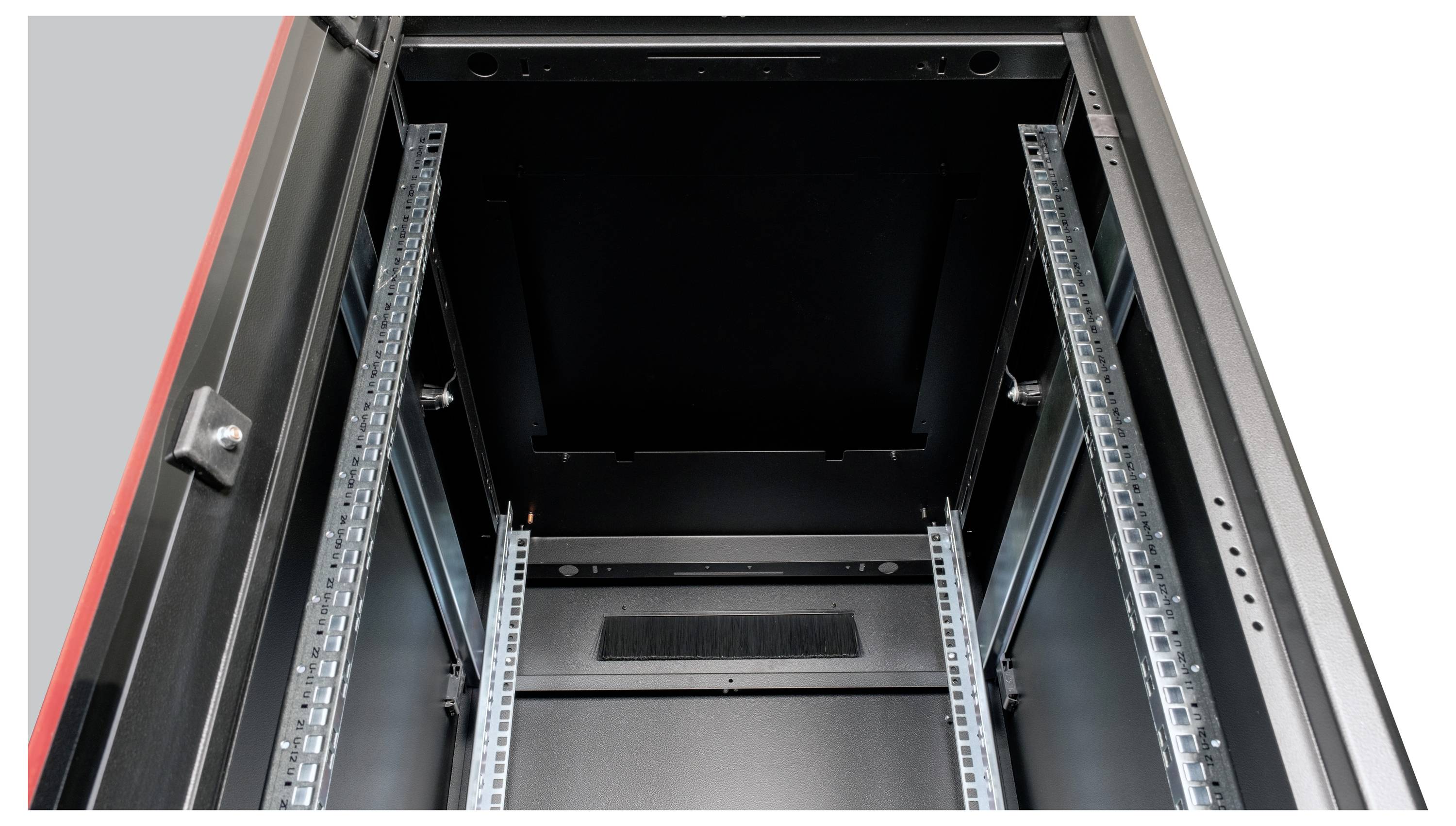 Ein leerer schwarzer Server-Rackschrank mit geöffneten Türen; seitliche Metallschienen zur Befestigung von Geräten sind sichtbar.