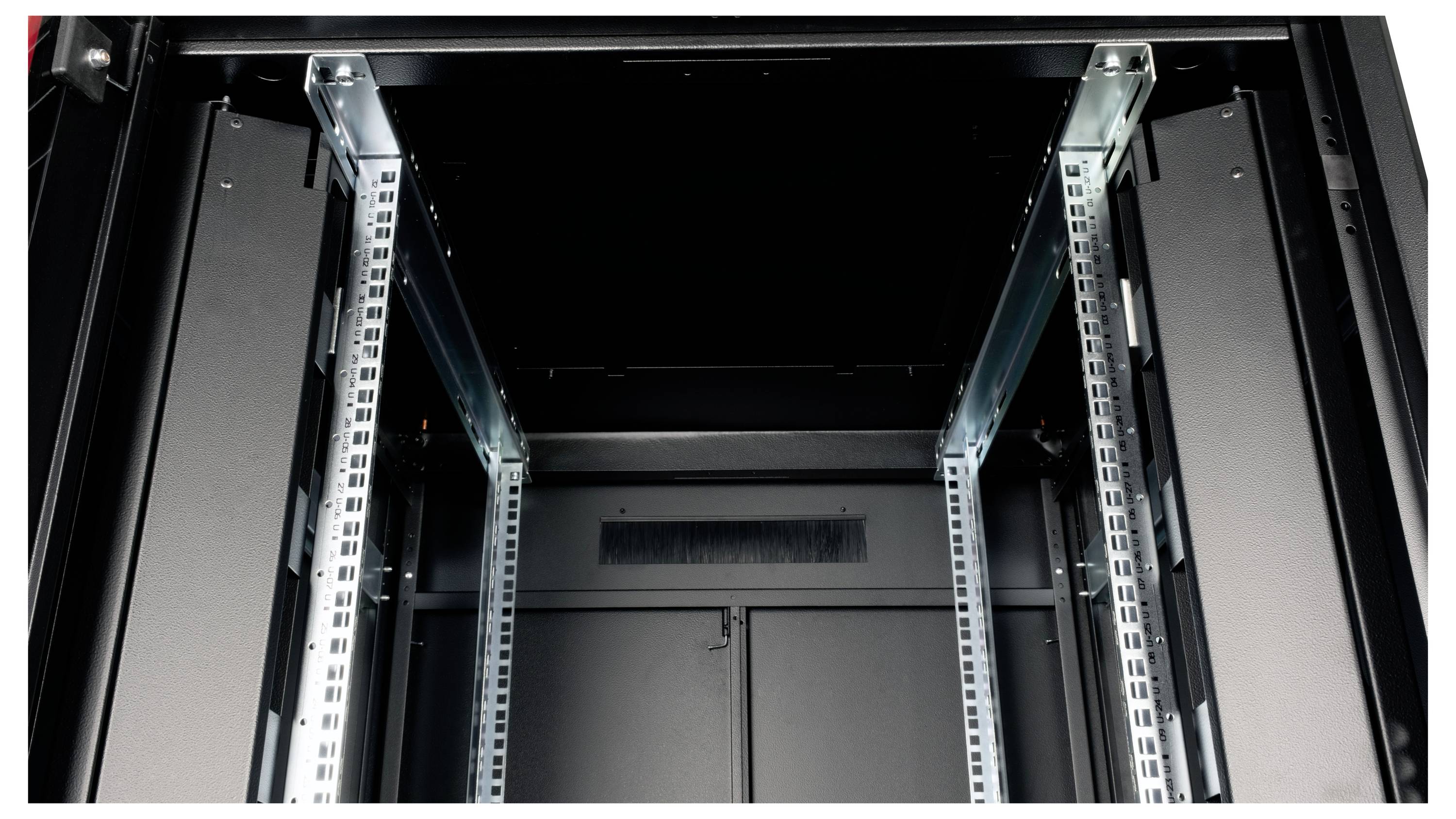 Leeres Server-Rack mit Metallstreben und schwarzem Innenraum, bereit zur Installation von Servern oder anderem IT-Equipment.