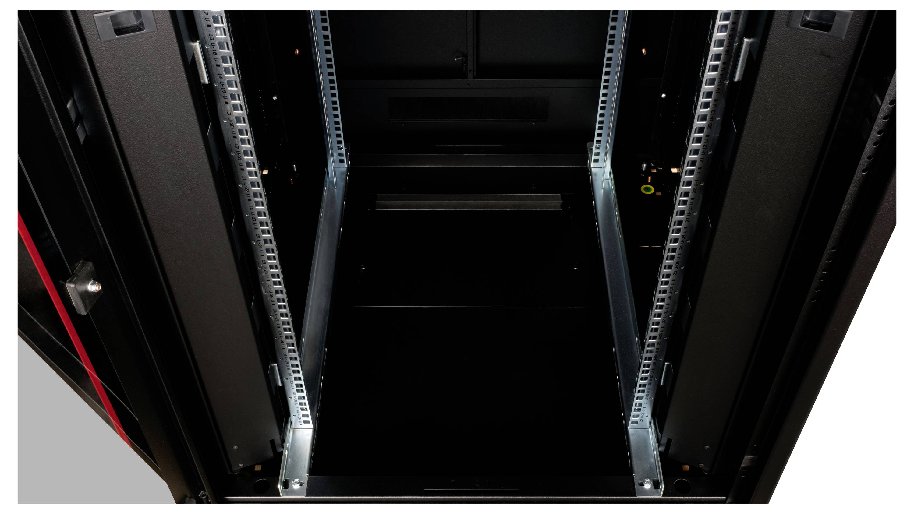 Leerer Serverschrank mit offenen Türen, bereit für die Installation von IT-Komponenten.
