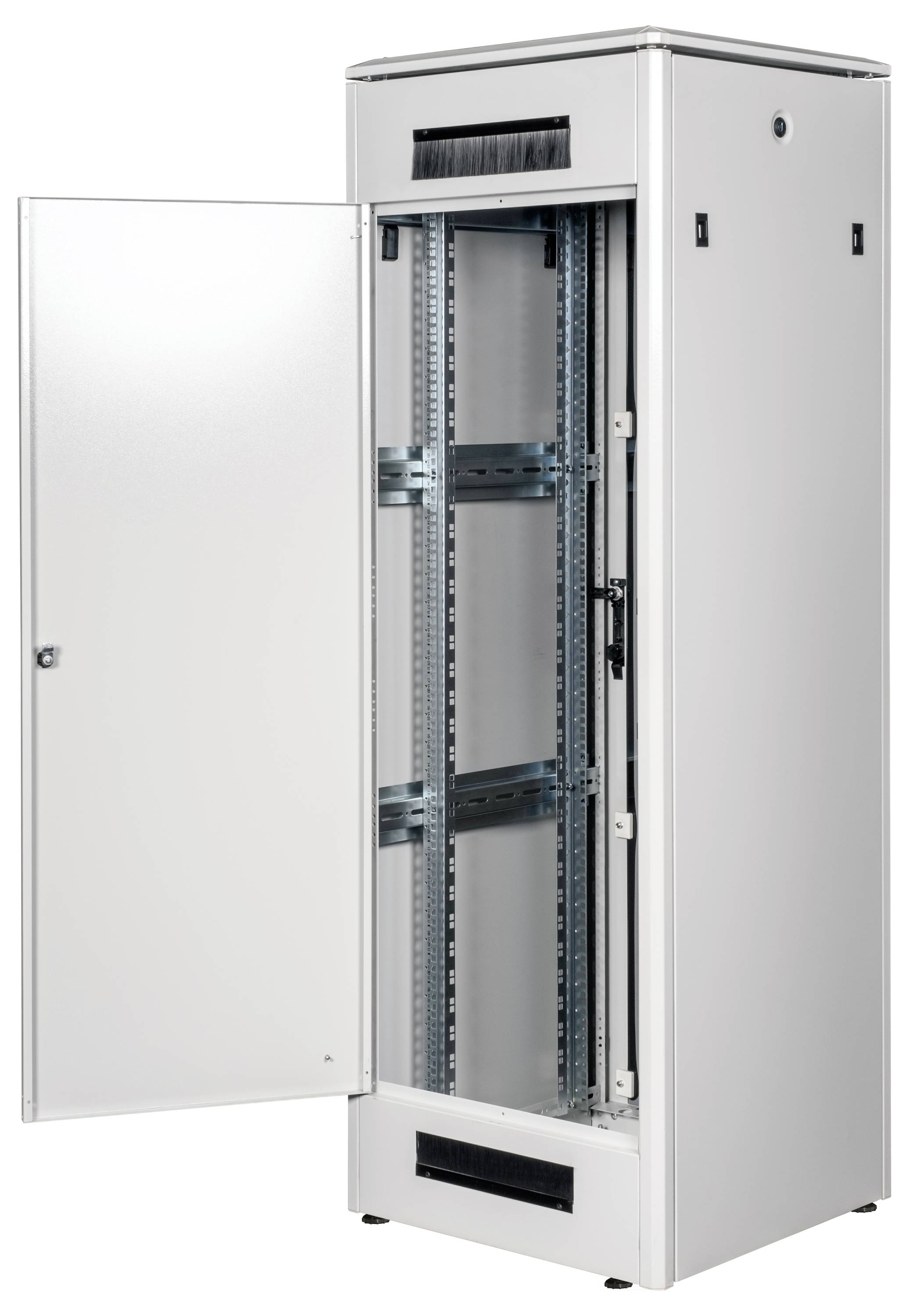 Ein geöffneter Serverschrank mit leeren Einschüben. Es sind keine Geräte oder Kabel installiert. Der Schrank steht in einem Raum.