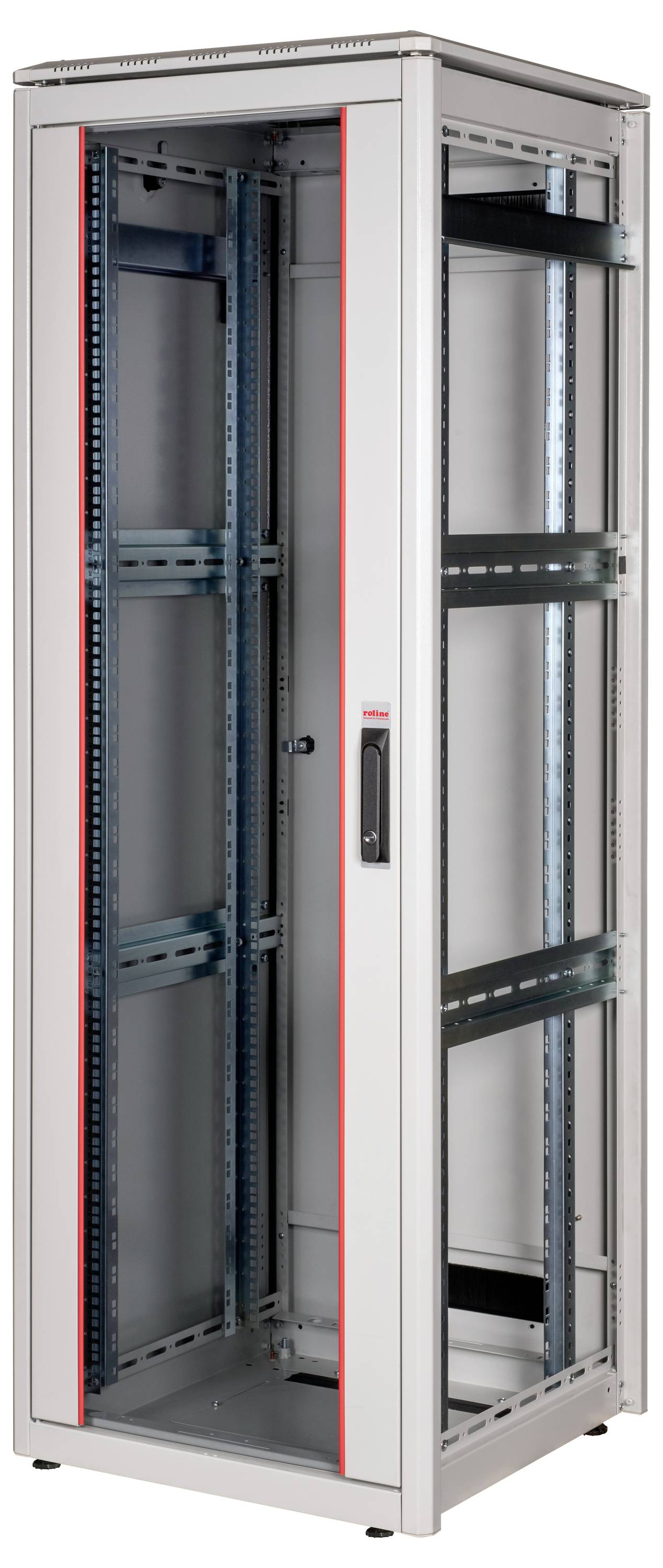 Einzelner Computerschrank, leer, mit verstellbaren Regalen und Glastür, stehend, in einem Büro oder Rechenzentrum.