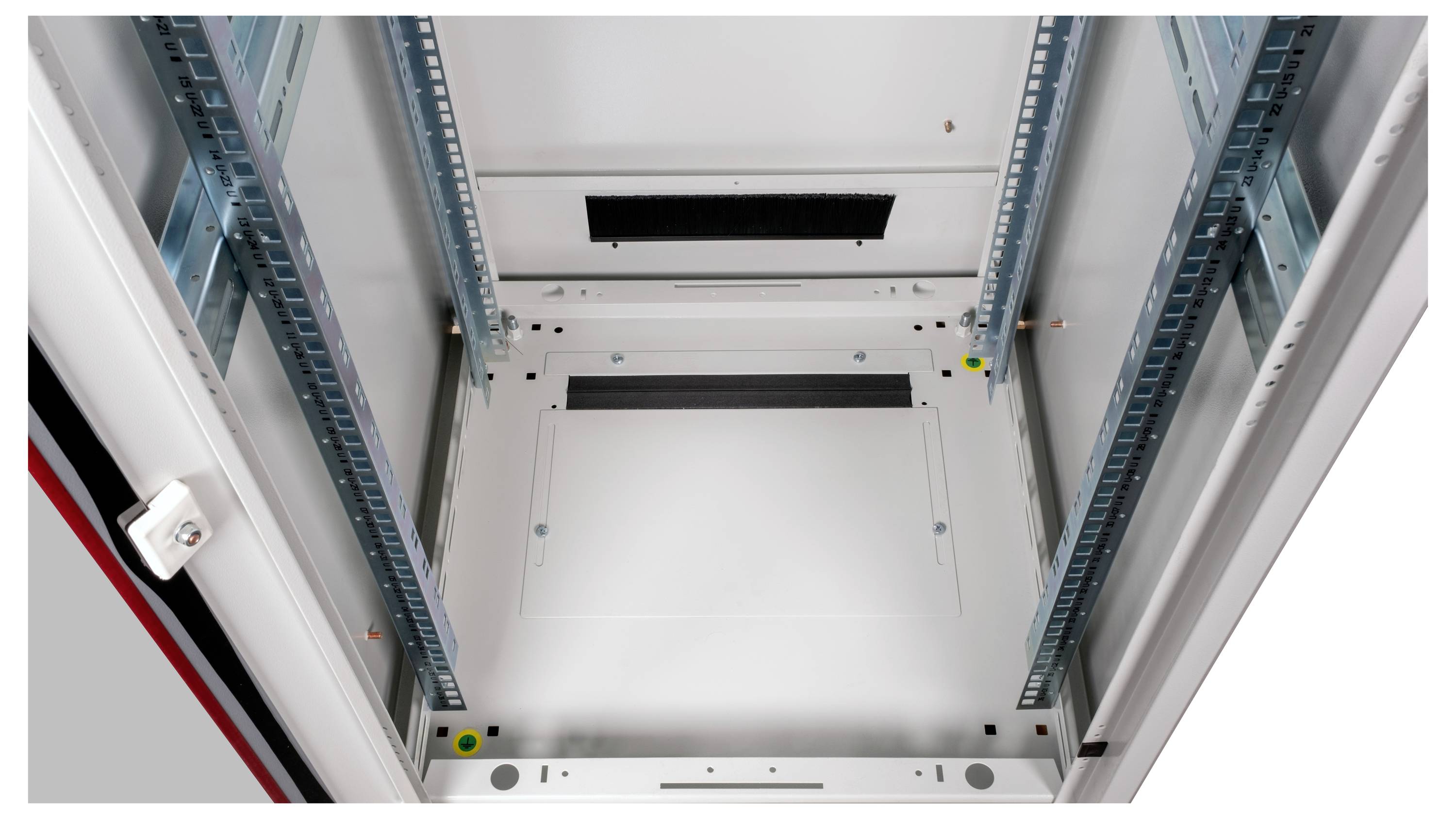 Leeres Server-Rack von oben gesehen, bereit zur Installation von Netzwerkgeräten.