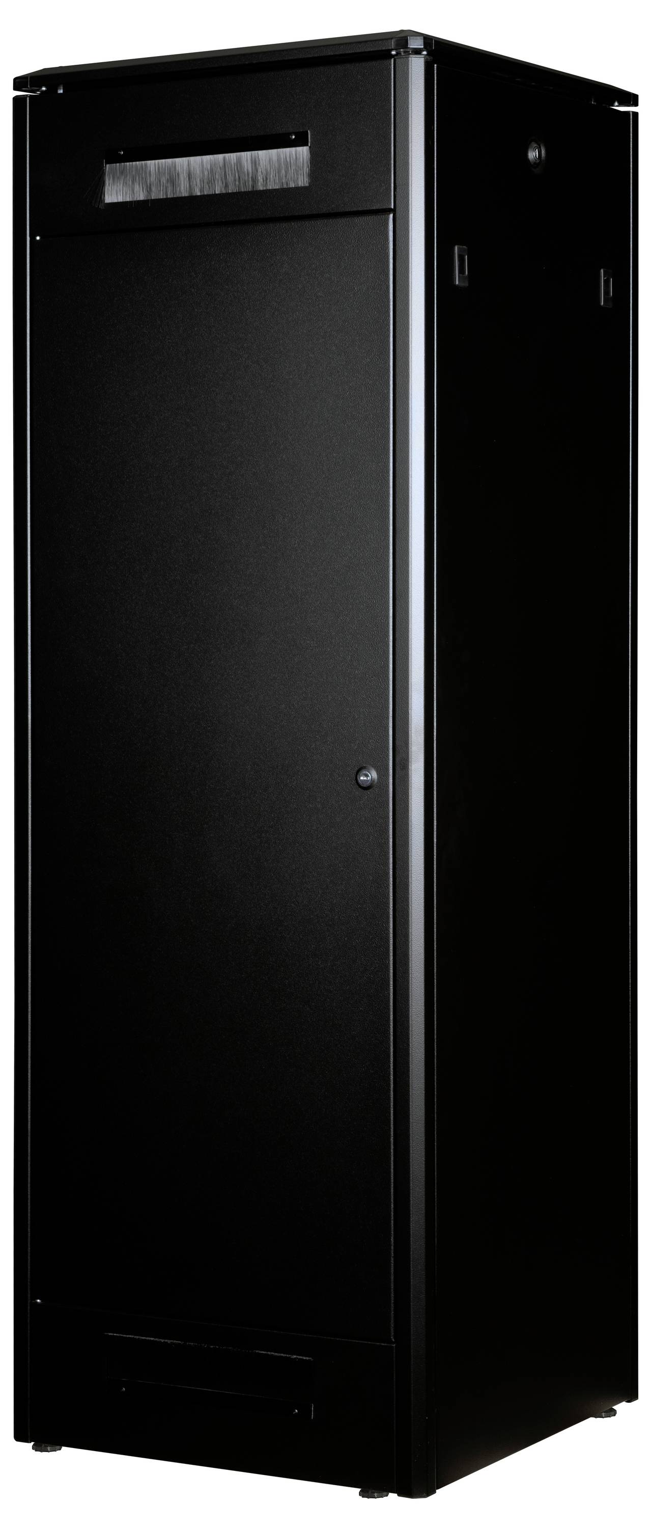 Ein schwarzes Server-Rack-Gehäuse, freistehend.