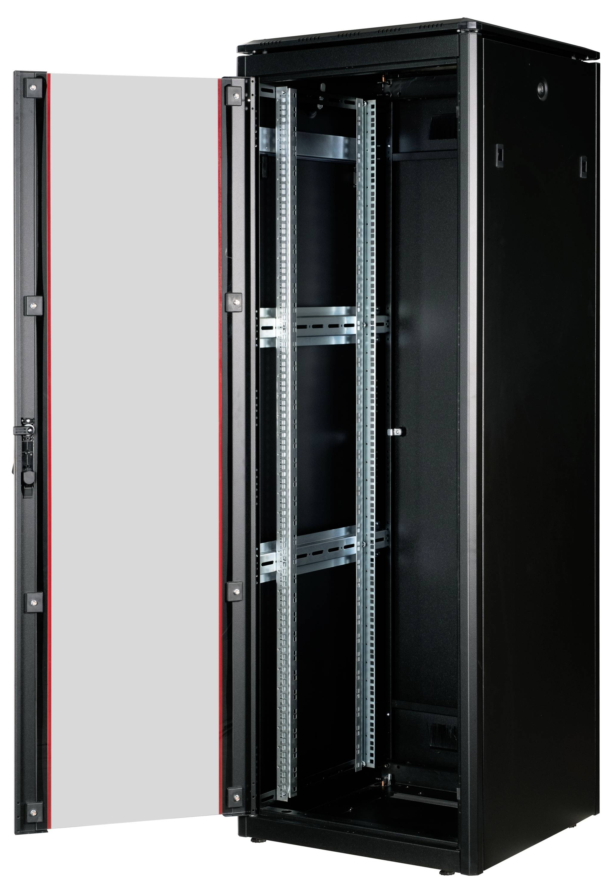 Schwarzer Serverschrank mit geöffneter Tür, zeigt Metallgestelle und Befestigungsschienen im Inneren.